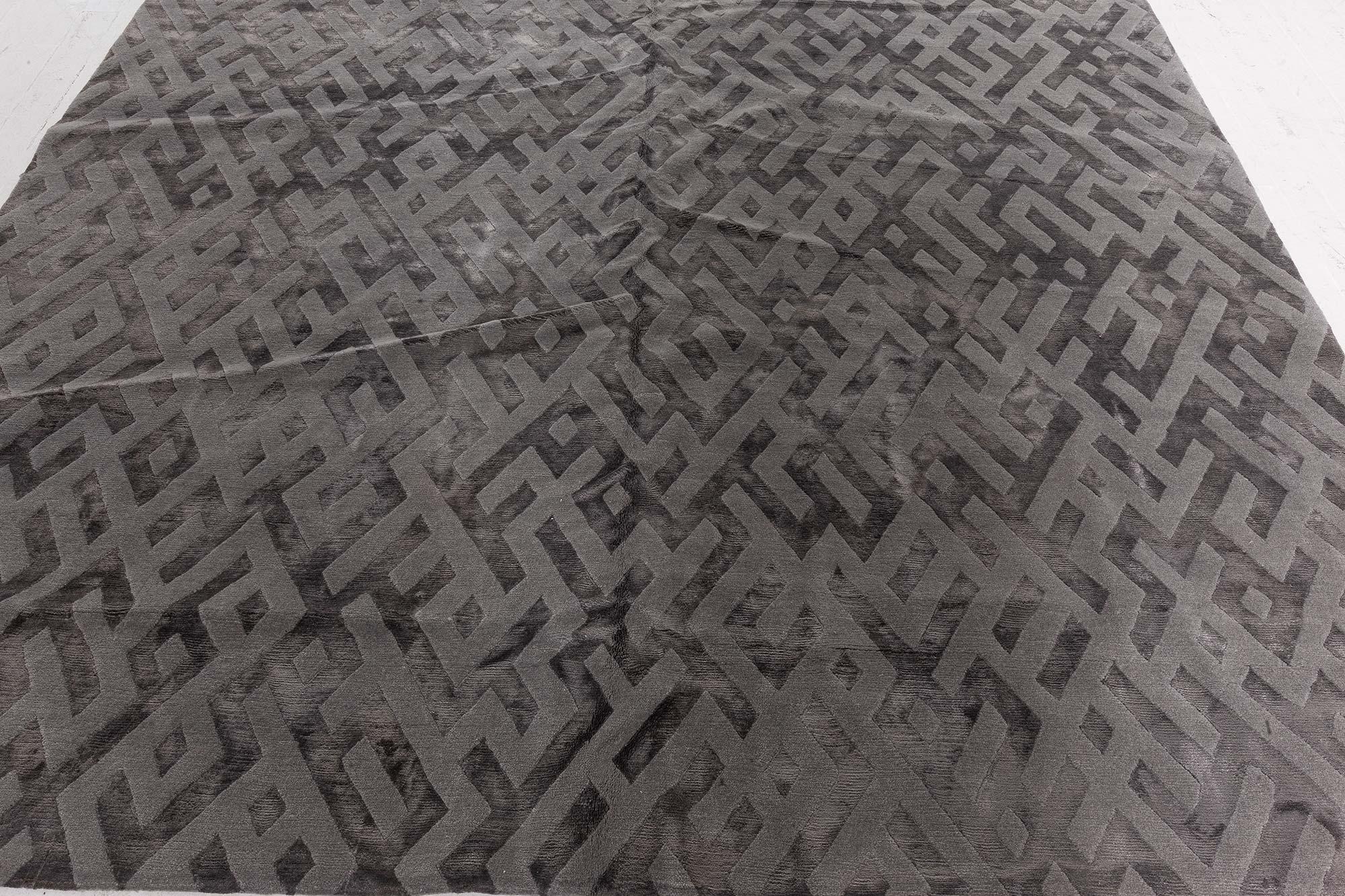 Moderner tibetischer geometrischer grauer handgefertigter Seidenteppich von Doris Leslie Blau (Handgeknüpft) im Angebot