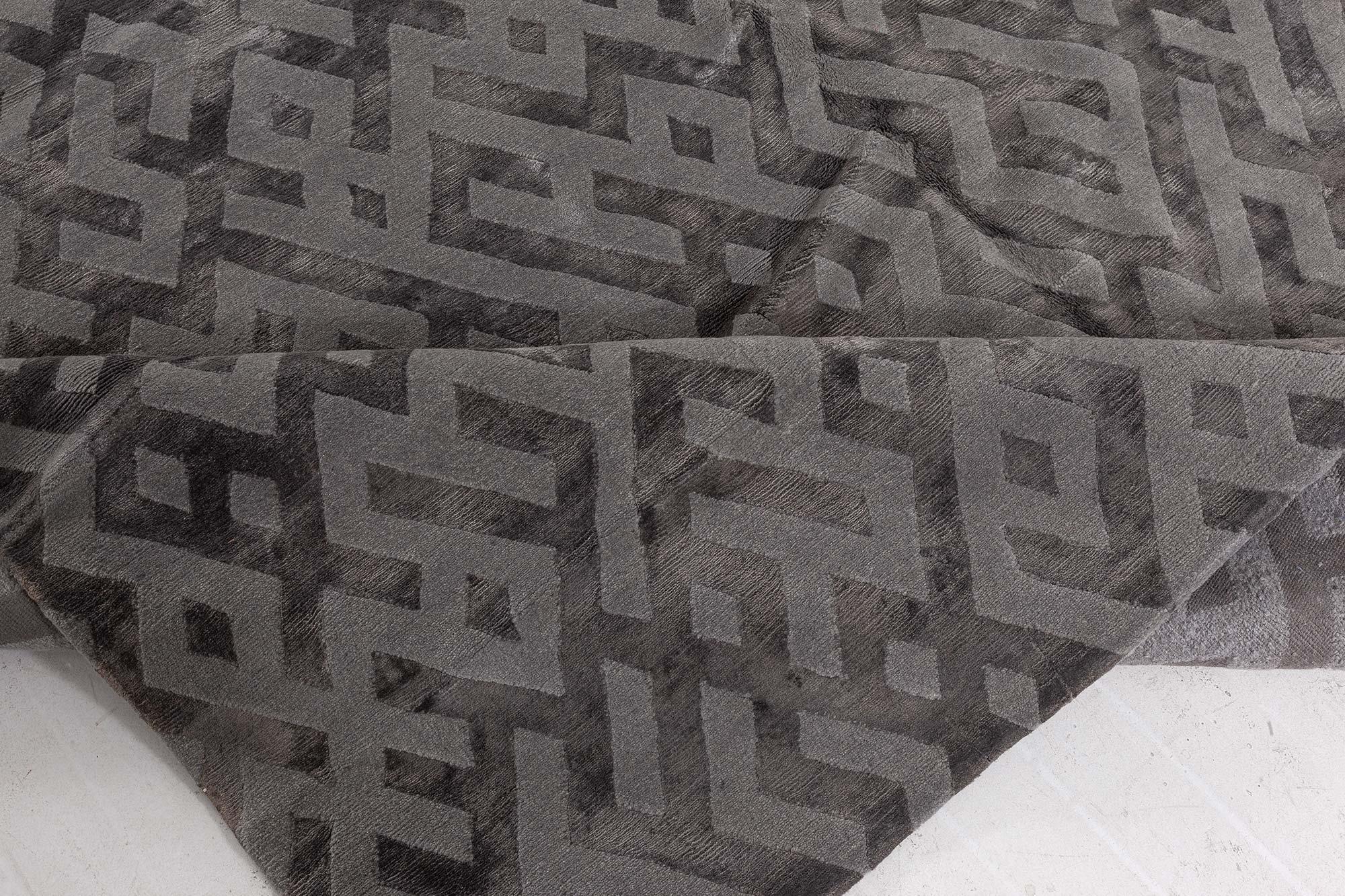 Moderner tibetischer geometrischer grauer handgefertigter Seidenteppich von Doris Leslie Blau im Angebot 1