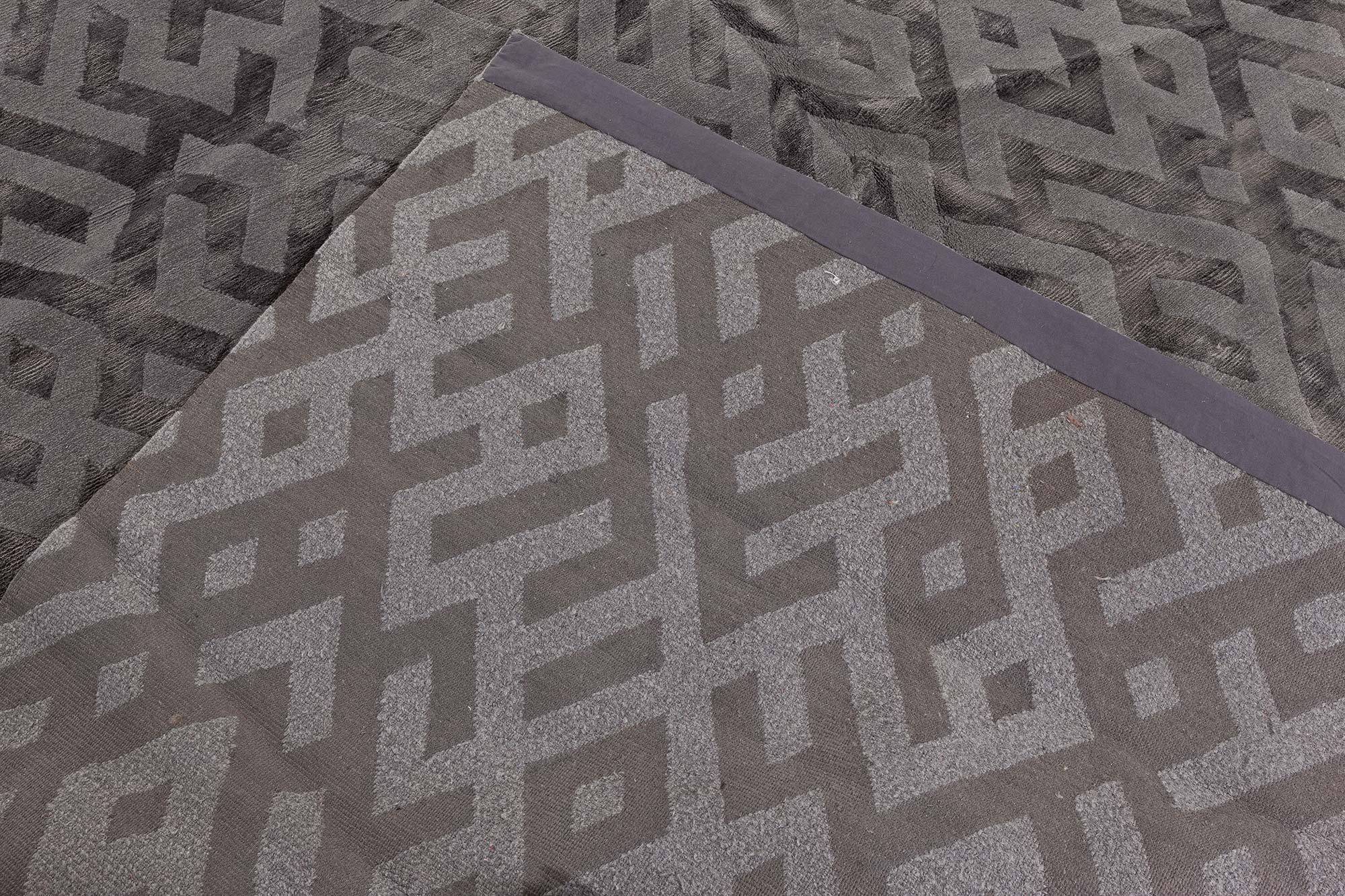 Moderner tibetischer geometrischer grauer handgefertigter Seidenteppich von Doris Leslie Blau im Angebot 3