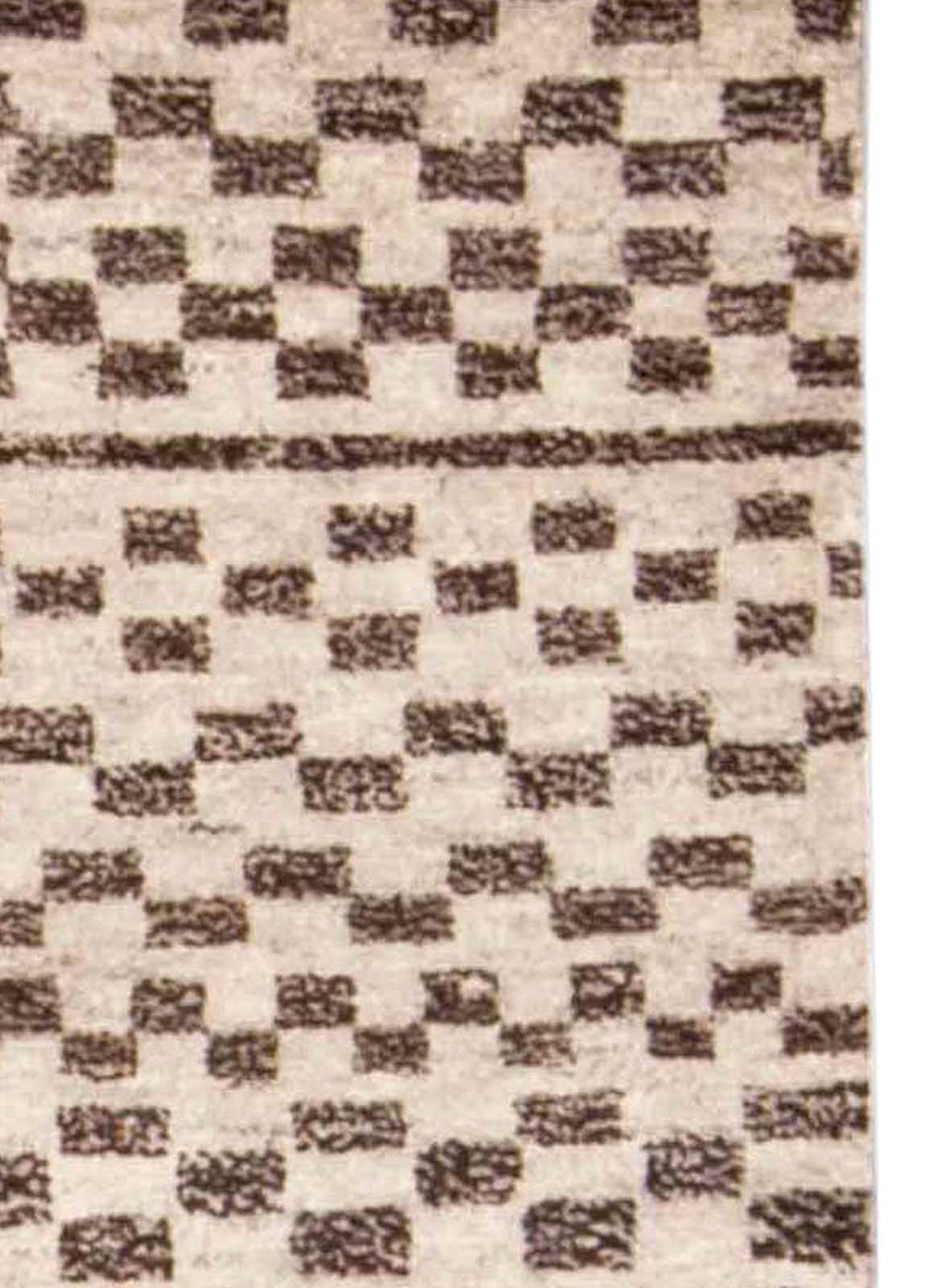 Indien Tapis contemporain en laine nouée à la main de style marocain tribal par Doris Leslie Blau en vente