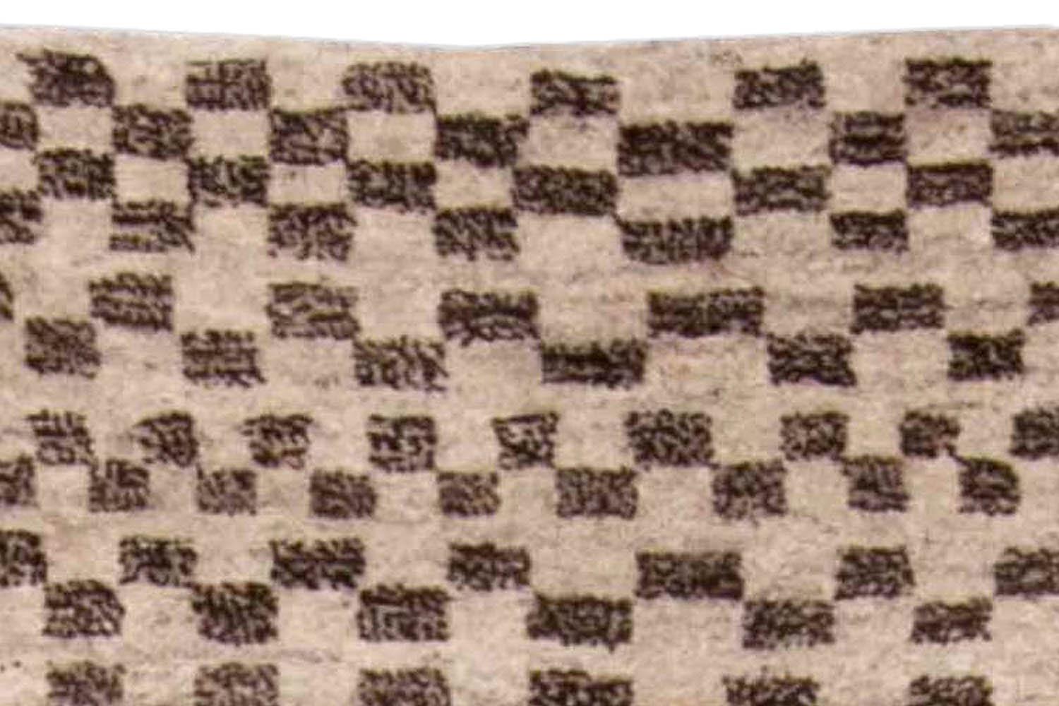Noué à la main Tapis contemporain en laine nouée à la main de style marocain tribal par Doris Leslie Blau en vente