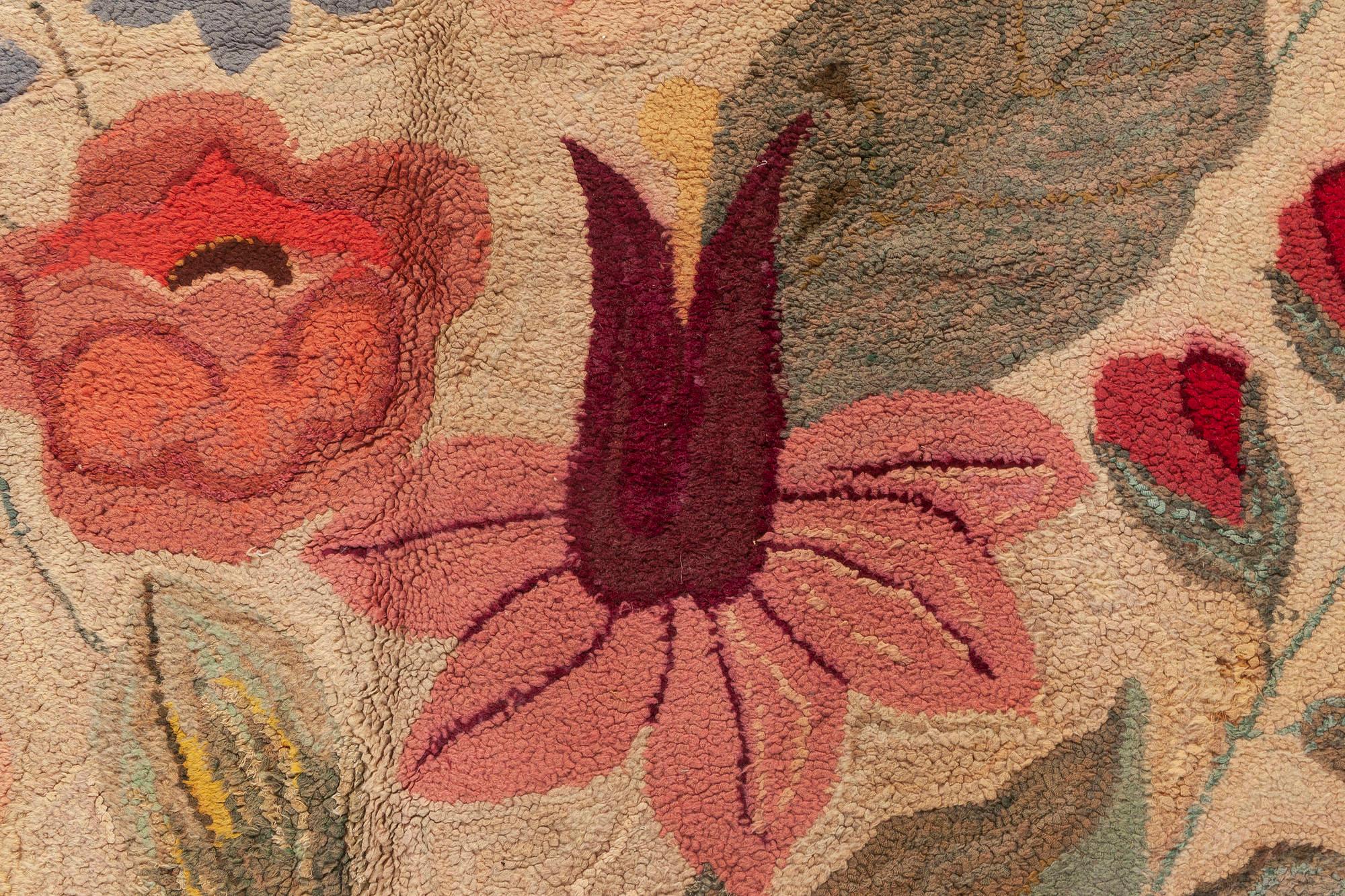 Tapis en laine vintage à motifs floraux, fait à la main, au crochet américain en vente 1