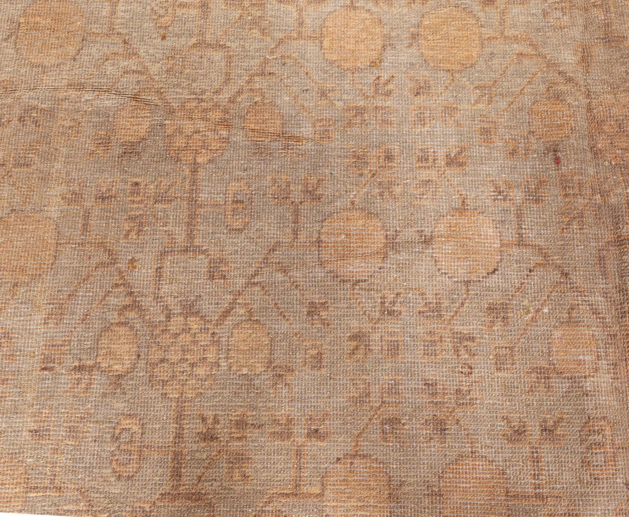 Einzigartiger handgefertigter Samarkand-Wollteppich im Vintage-Stil.
Größe: 7'8