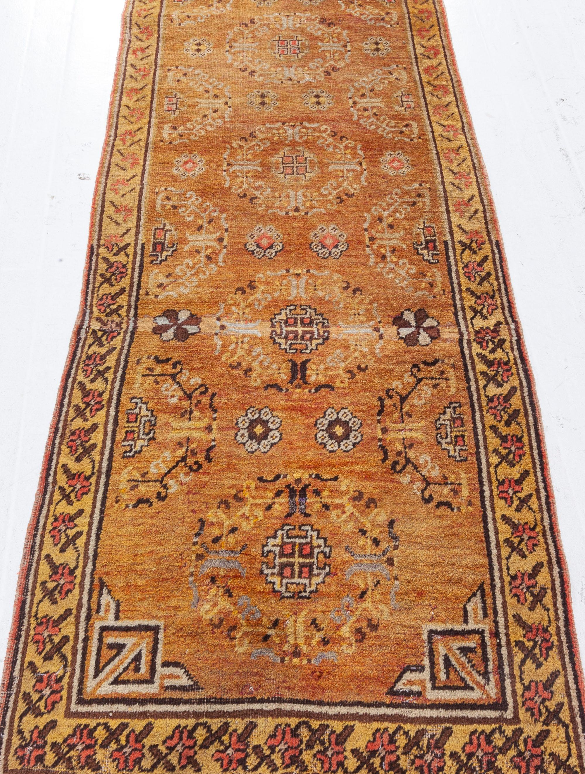 Samarkand 'Khotan' Goldgelber Vintage-Teppich im Zustand „Gut“ im Angebot in New York, NY