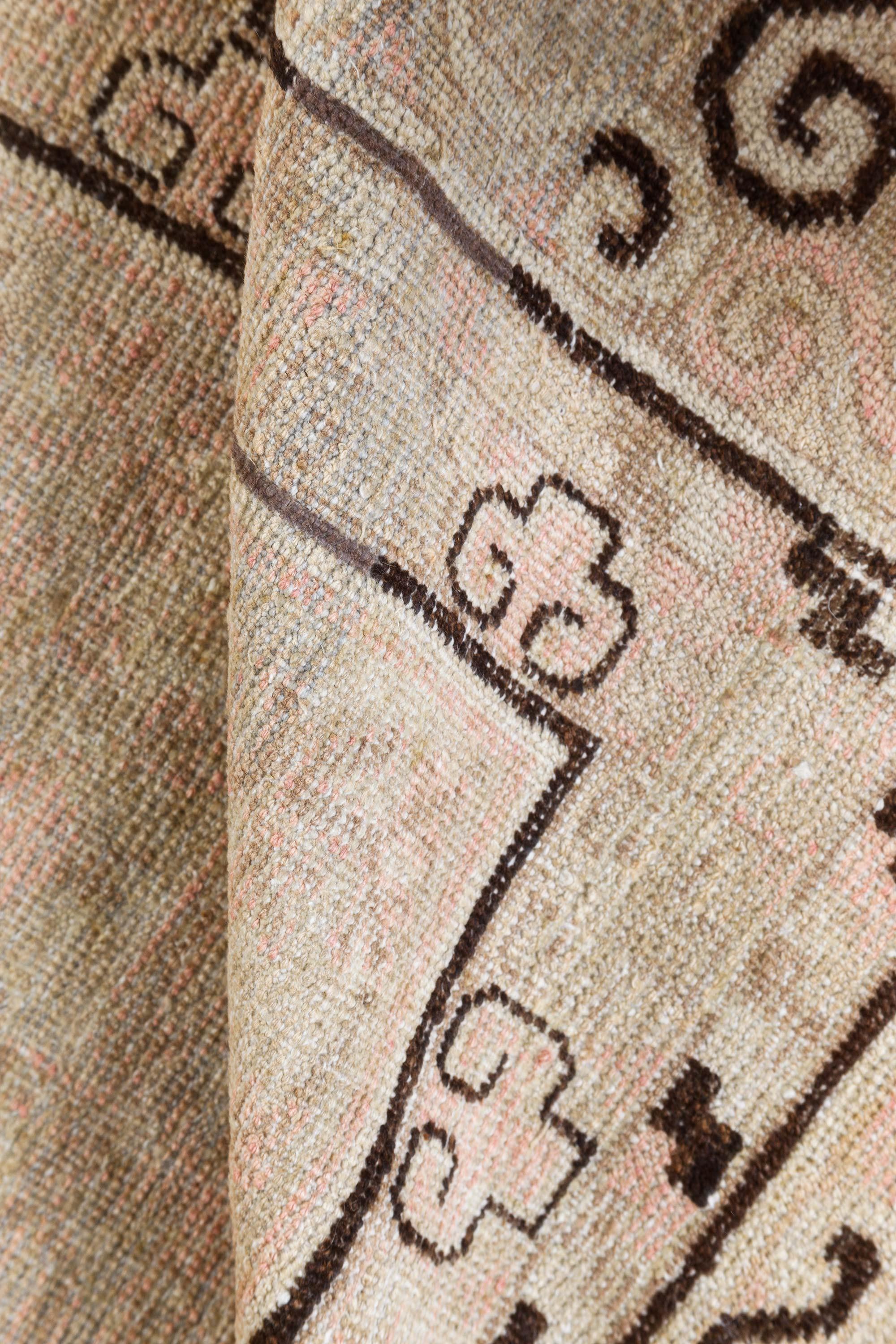Vintage Samarkand 'Khotan' handmade wool rug.
Size: 5'6