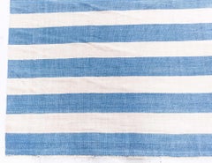 Tappeto in cotone a trama piatta "Dhurrie" vintage a righe bianche e blu di Doris Leslie Blau