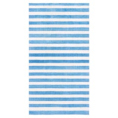 Tappeto in cotone a trama piatta "Dhurrie" vintage a righe bianche e blu di Doris Leslie Blau