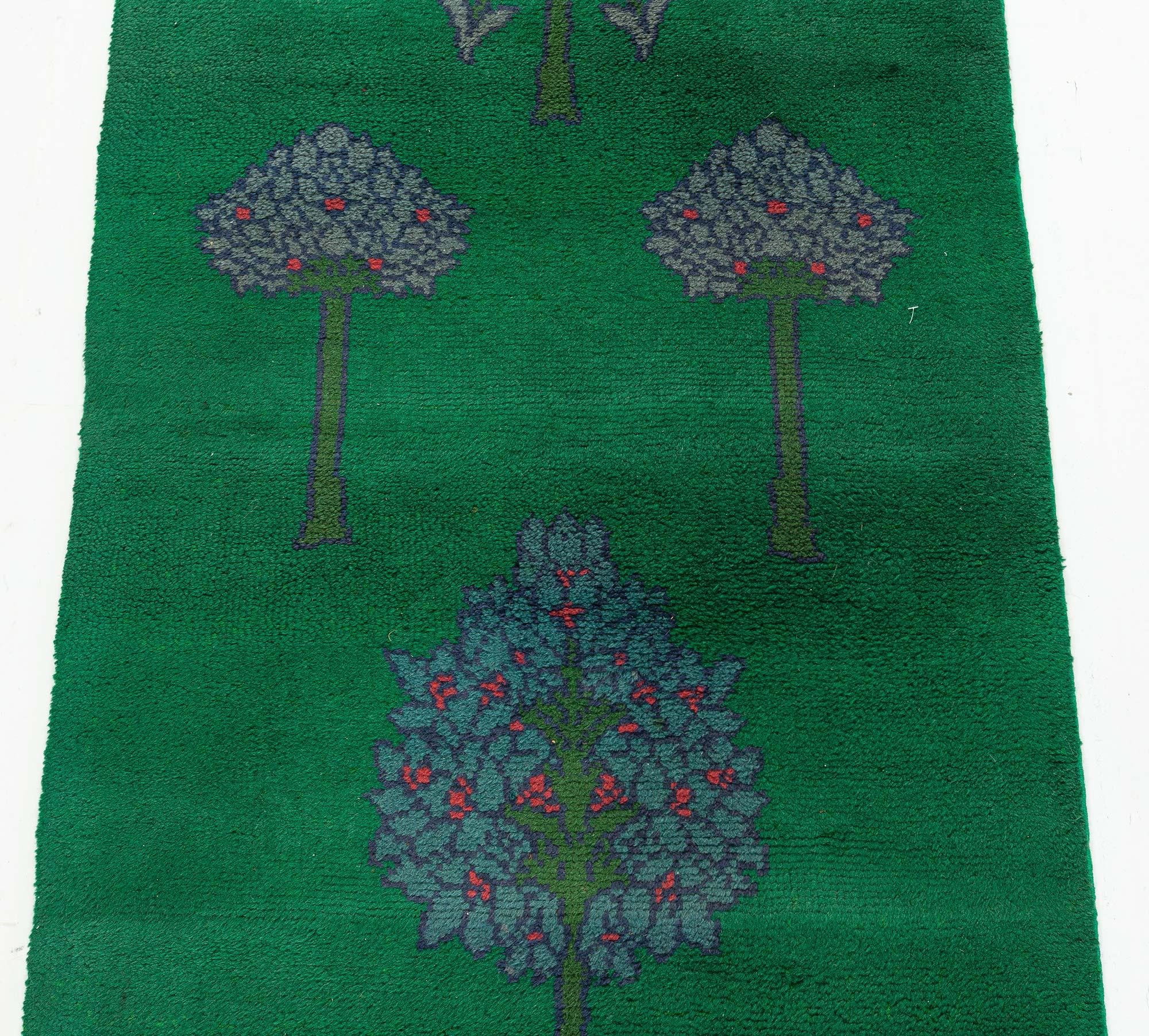 Arts and Crafts Doris Leslie Blau Donegal di A.I.C. Runner 'Fragment' in vendita