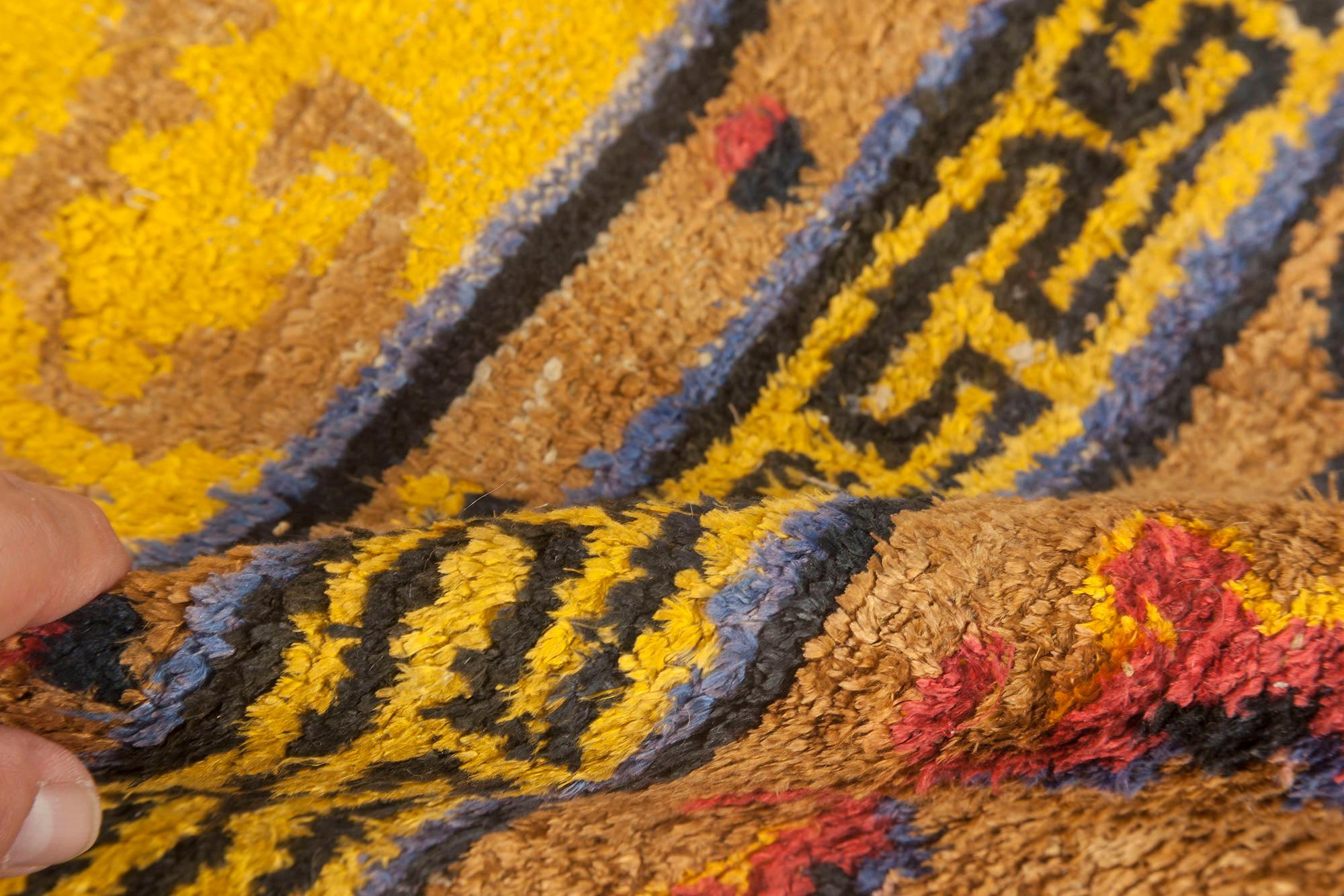 Tapis chinois en soie jaune fait main du début du 20e siècle par Doris Leslie Blau
Taille : 6'2