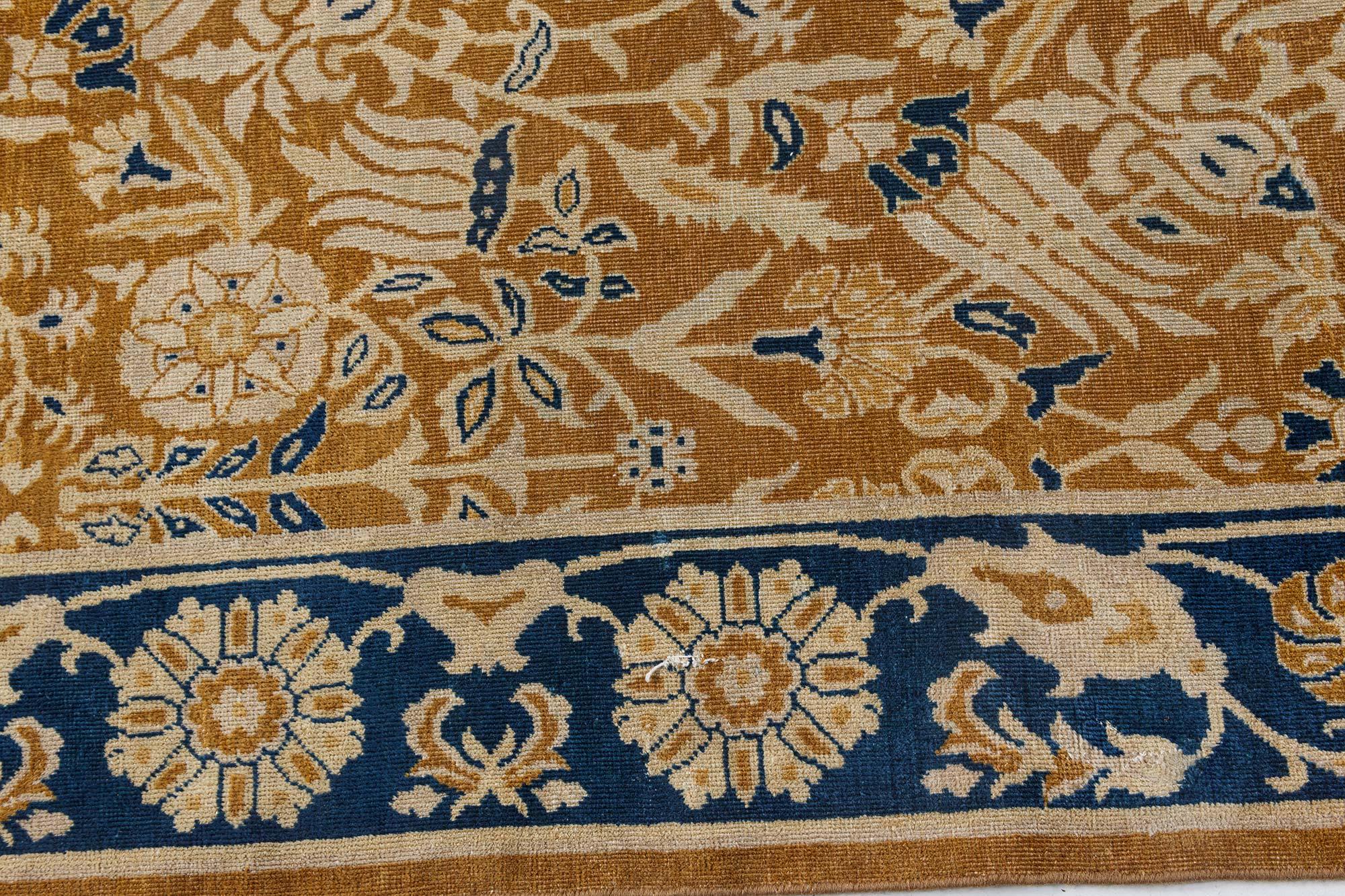 Doris Leslie Blauer geblümter indischer Teppich des frühen 20. Jahrhunderts (Handgeknüpft) im Angebot