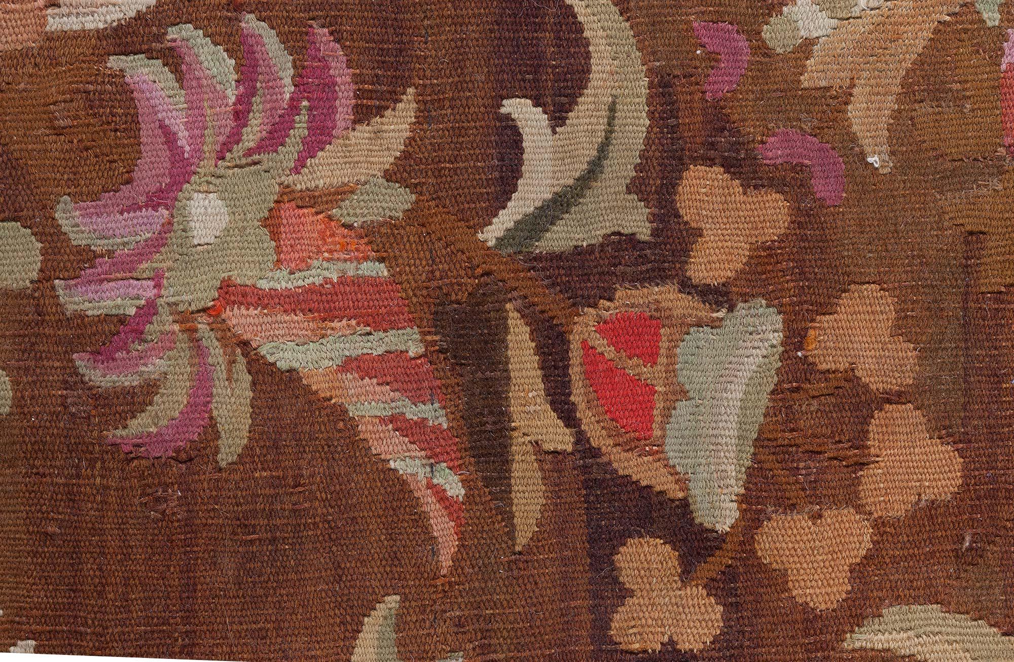 Tappeto Aubusson francese dei primi del Novecento, di colore marrone e di dimensioni adeguate
Dimensioni: 11'1