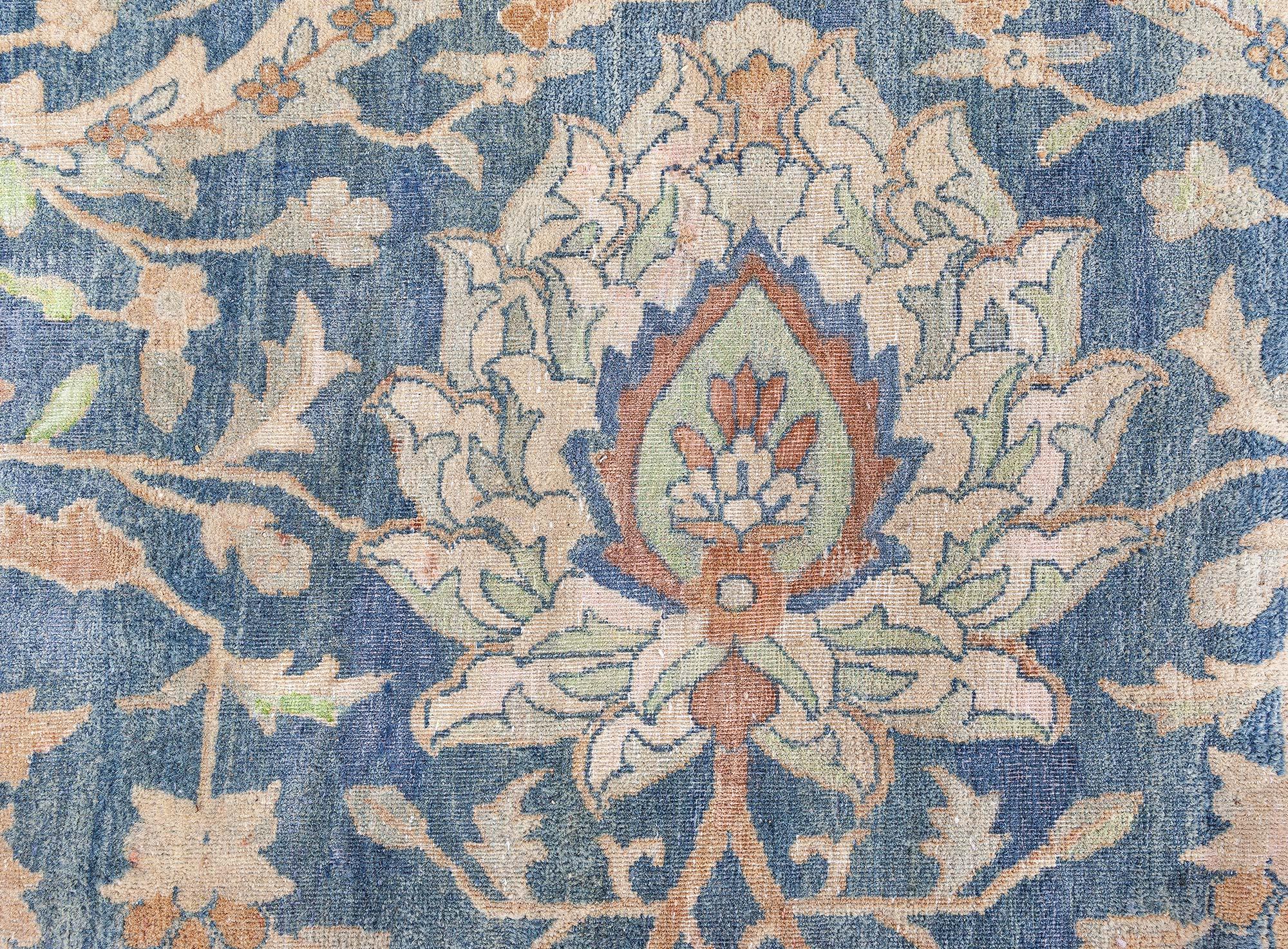 Doris Leslie Blauer persischer Kirman-Wollteppich des frühen 20. Jahrhunderts im Angebot 1