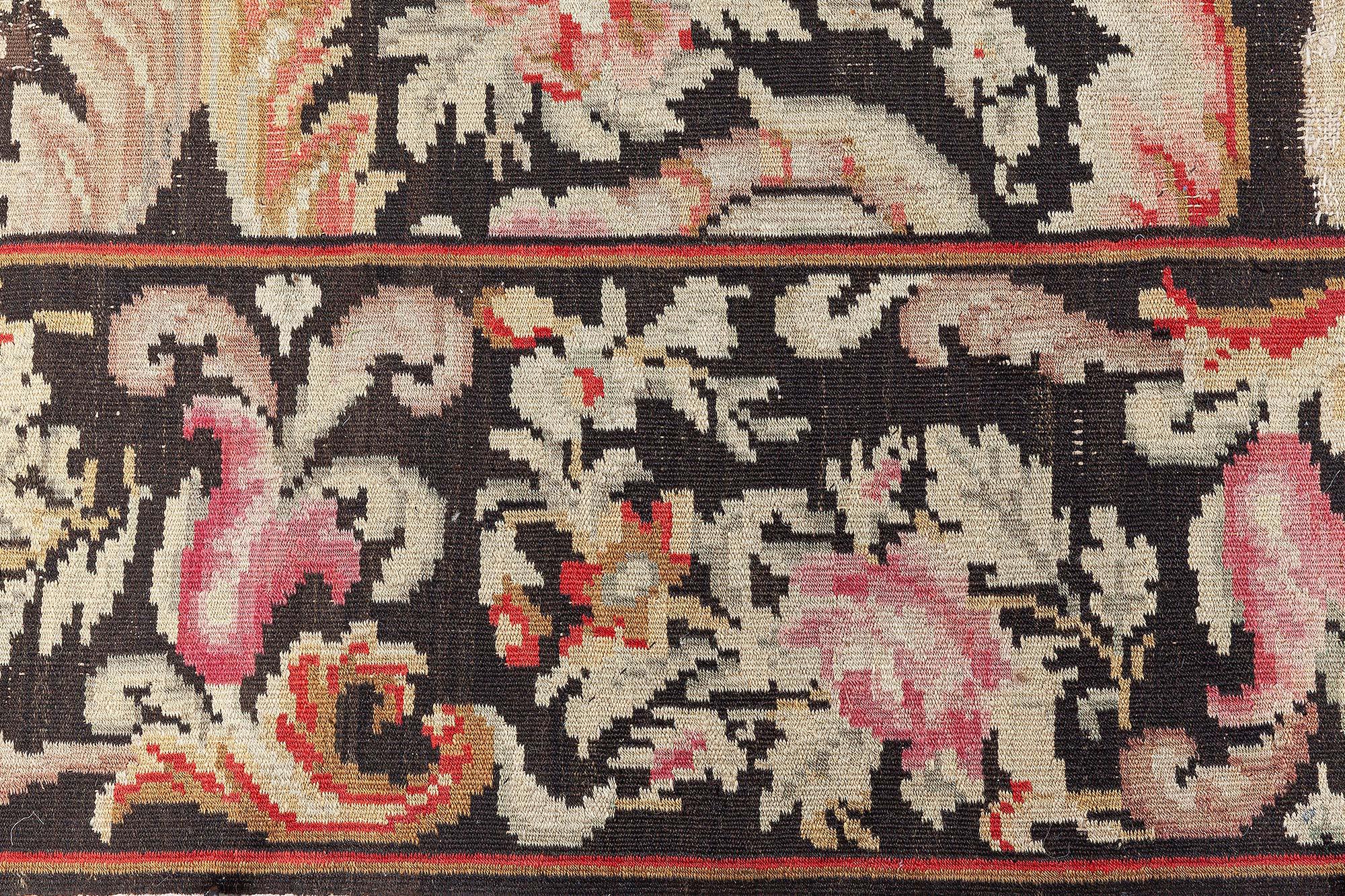 Alfombra rusa de lana hecha a mano con motivos florales de Besarabia de principios del siglo XX
Tamaño: 304 x 350 cm (10'0