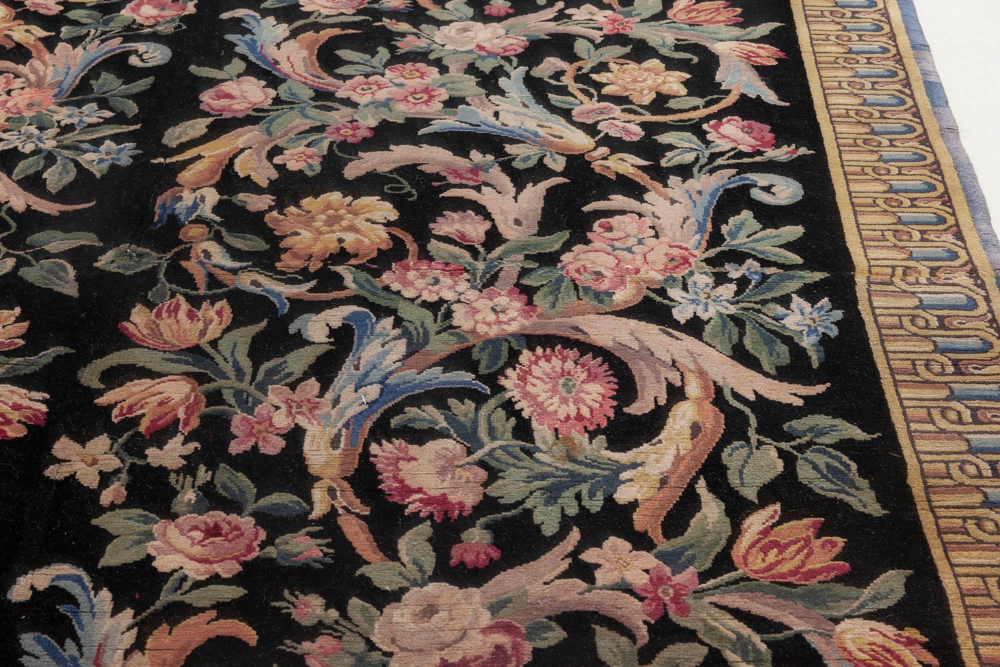 Français Tapis floral de Savonnerie Doris Leslie Blau début du 20e siècle, taille réglable en vente