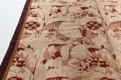 Doris Leslie Blau: Französischer Art-Déco-Vintage-Teppich mit Blumenmuster in zartem Beige von NoëL Hostens