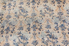 Doris Leslie Blau Kirman Alfombra antigua allover floral arena pálida - c. 1900