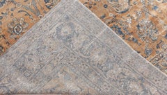 Alfombra Floral Antigua Doris Leslie Blau Kirman Tan Cálido Con Azul Marino - c. 1900