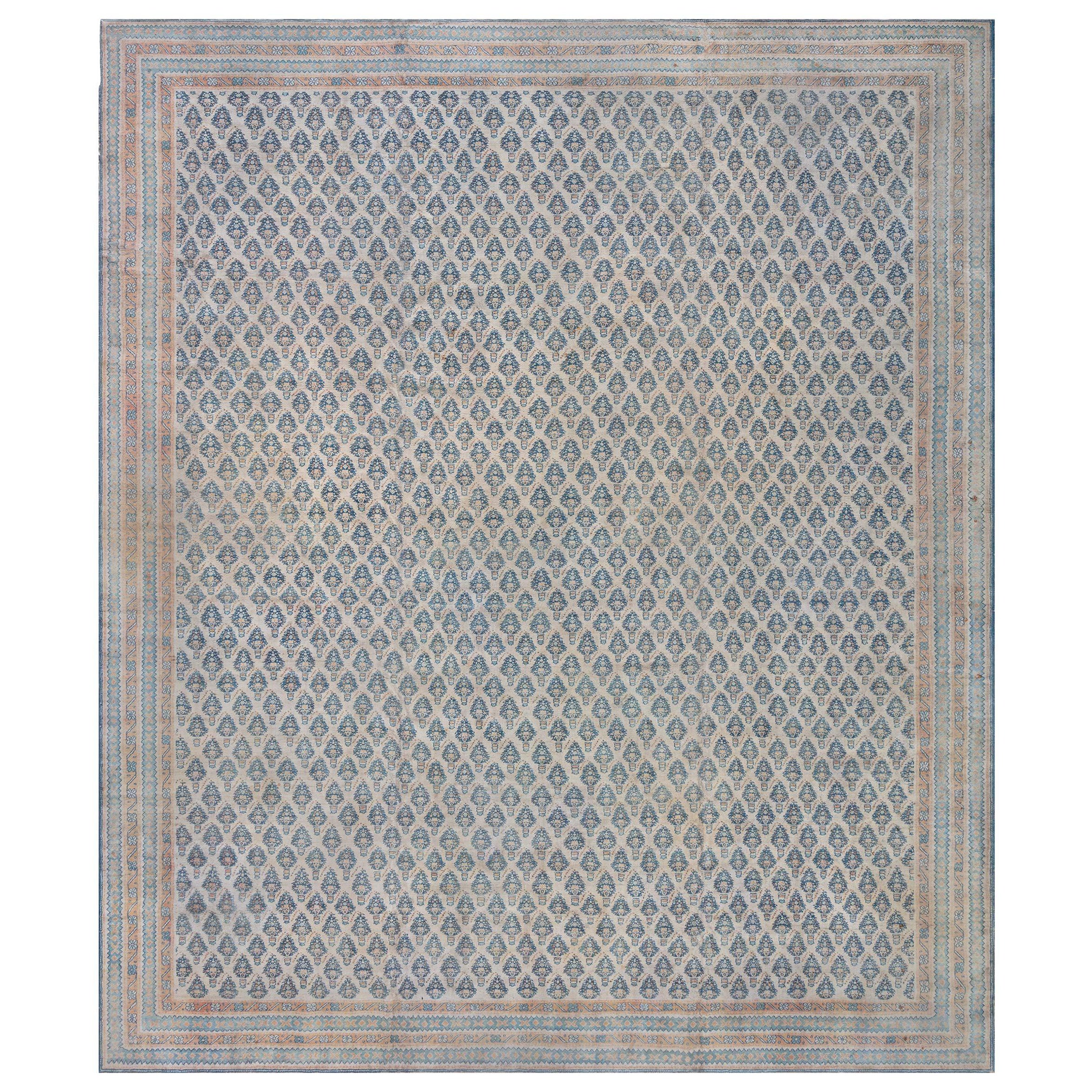 Doris Leslie Blau Großer antiker indischer Agra-Teppich mit beigem Hintergrund in Beige im Angebot