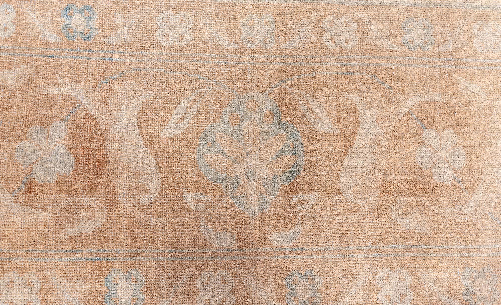 Doris Leslie Blau Großer Indischer Antiker Brauner Handgefertigter Wollteppich im Zustand „Gut“ im Angebot in New York, NY