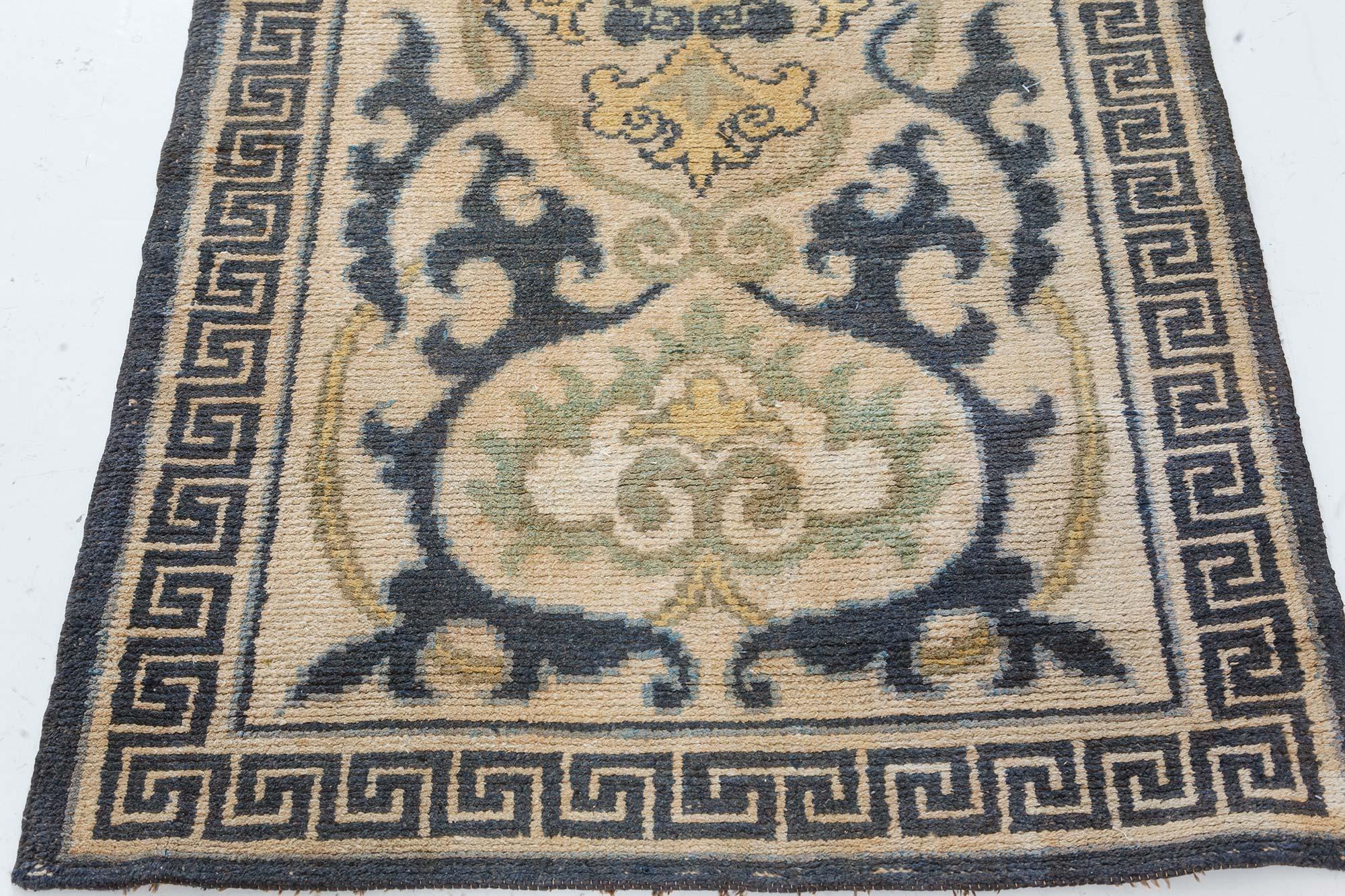 Tapis japonais en laine tissé à la main, beige, bleu, vert et jaune, du milieu du 20e siècle, à motifs floraux
Taille : 3'1
