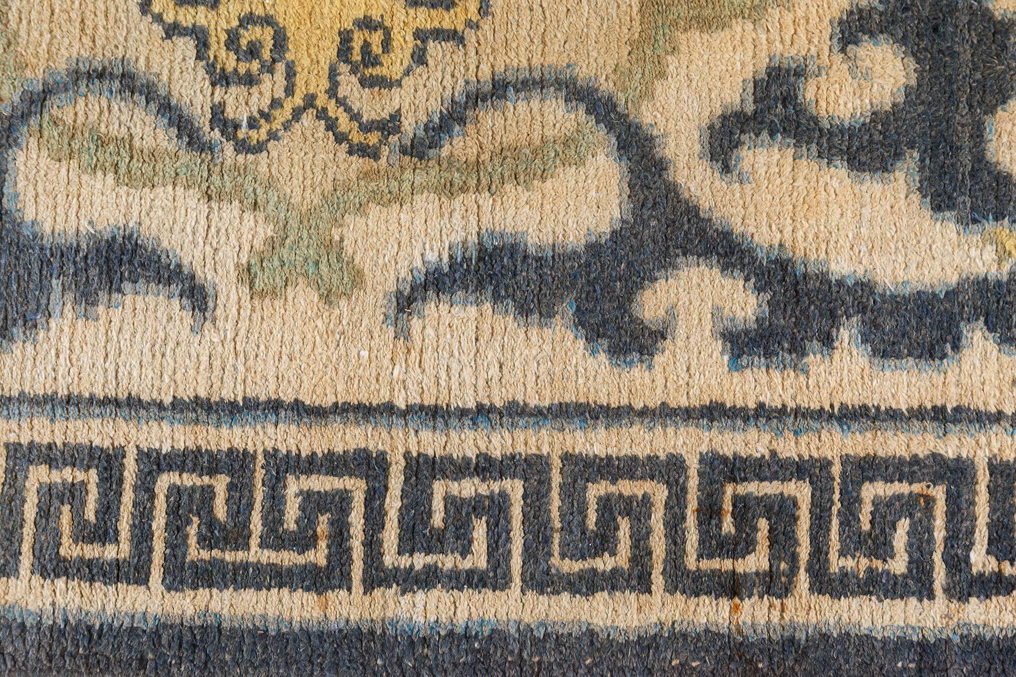 Japonais Tapis japonais en laine tissé à la main Doris Leslie Blau à motifs floraux du milieu du 20e siècle en vente