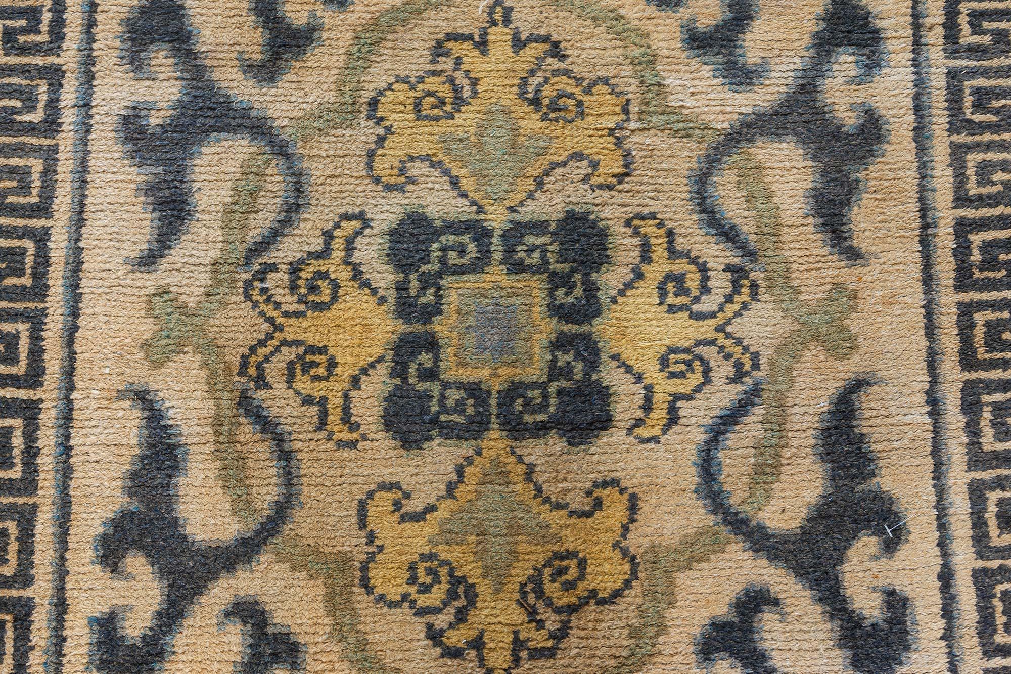 Noué à la main Tapis japonais en laine tissé à la main Doris Leslie Blau à motifs floraux du milieu du 20e siècle en vente