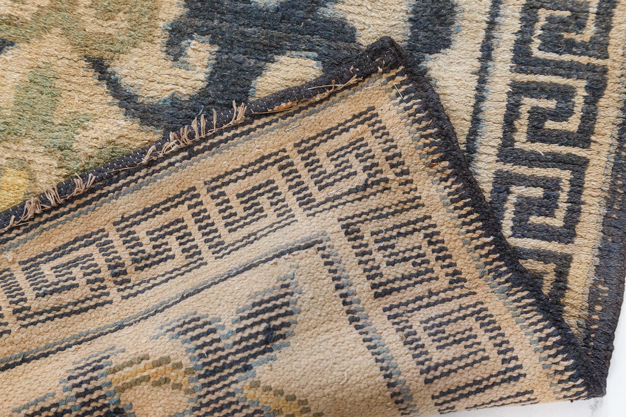 Tapis japonais en laine tissé à la main Doris Leslie Blau à motifs floraux du milieu du 20e siècle Bon état - En vente à New York, NY