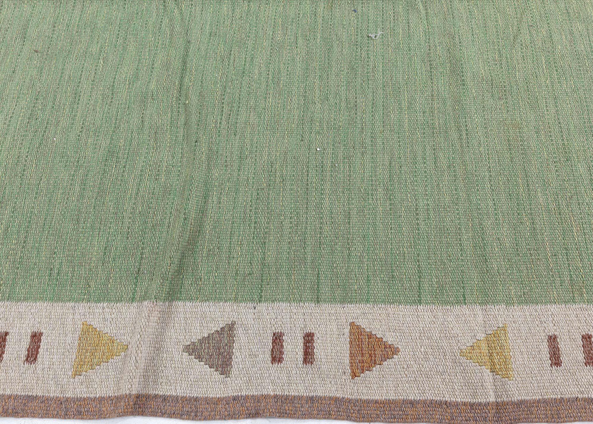 Alfombra sueca verde de tejido plano de mediados del siglo XX
Tamaño: 200 × 345 cm (6'7