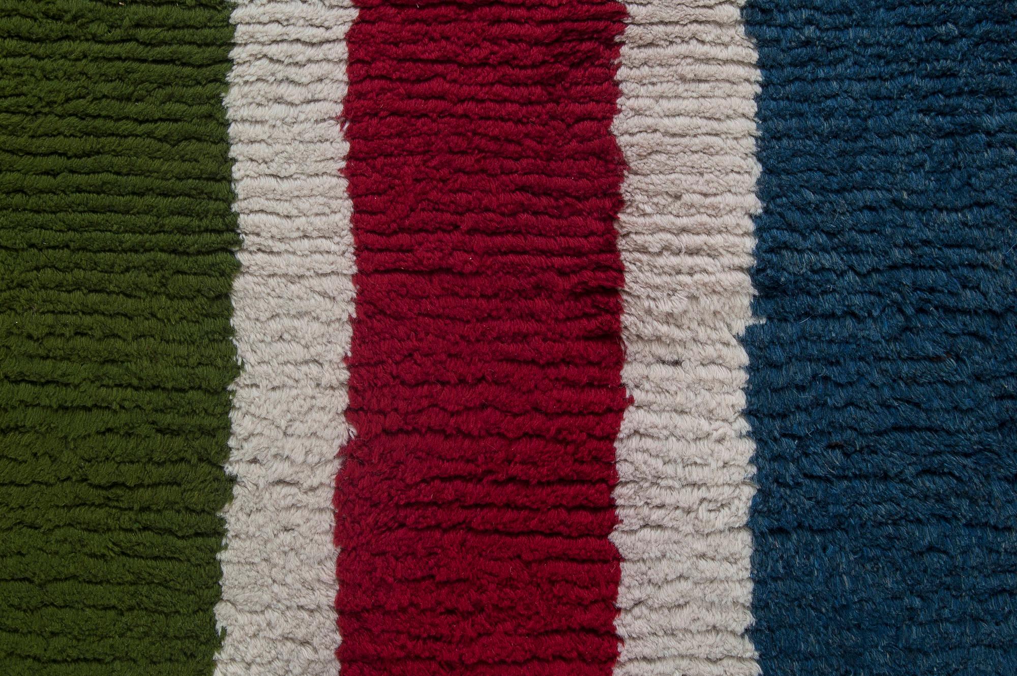 Mitte des 20. Jahrhunderts marokkanischer Teppich aus roter, grüner, gelber und marineblauer Wolle, handgefertigt
Größe: 5'7