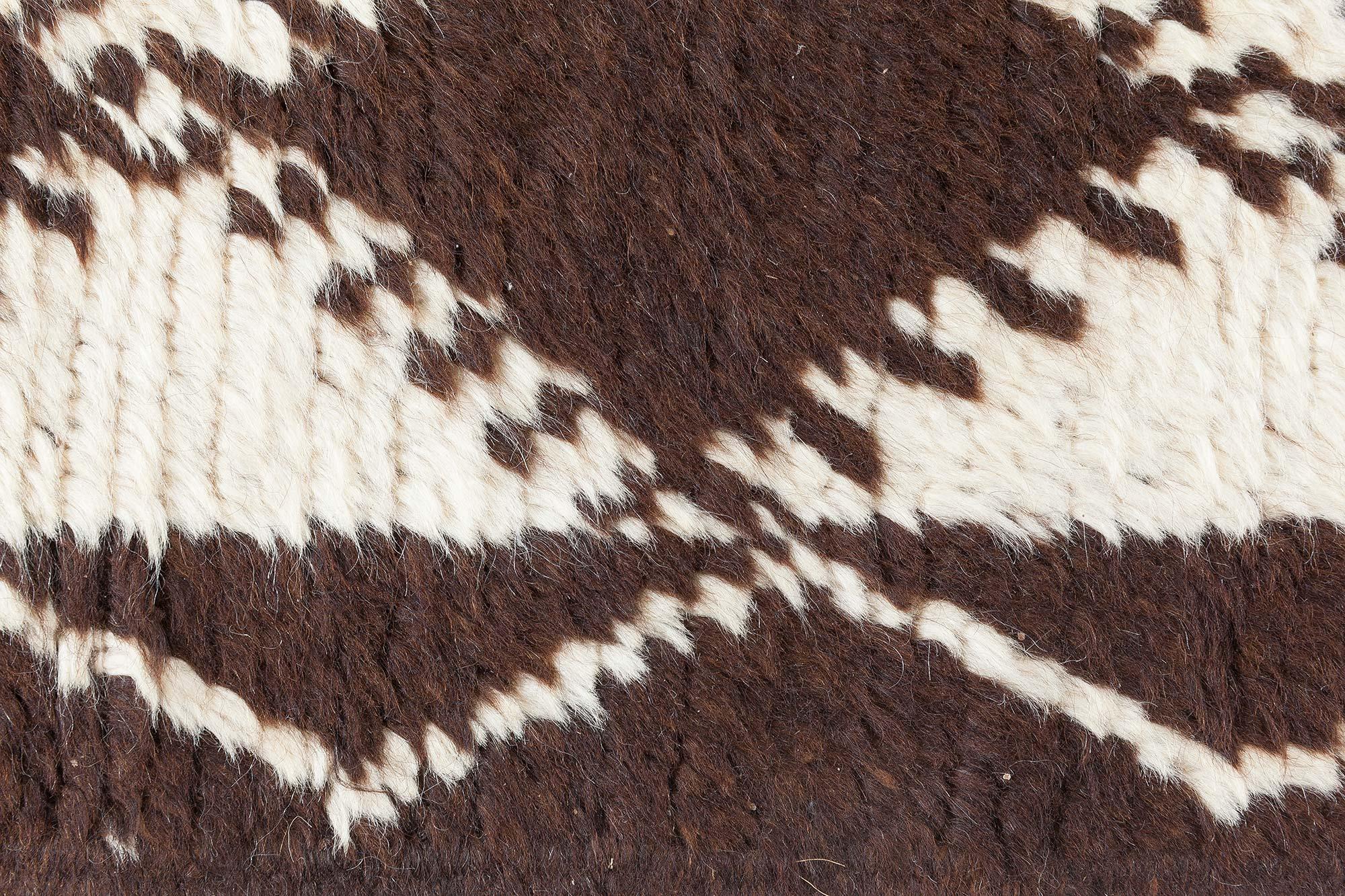 Mitte des 20. Jahrhunderts Marokkanischer Teppich mit Rautenmuster, braun, beige, handgefertigt aus Wolle
Größe: 4'5