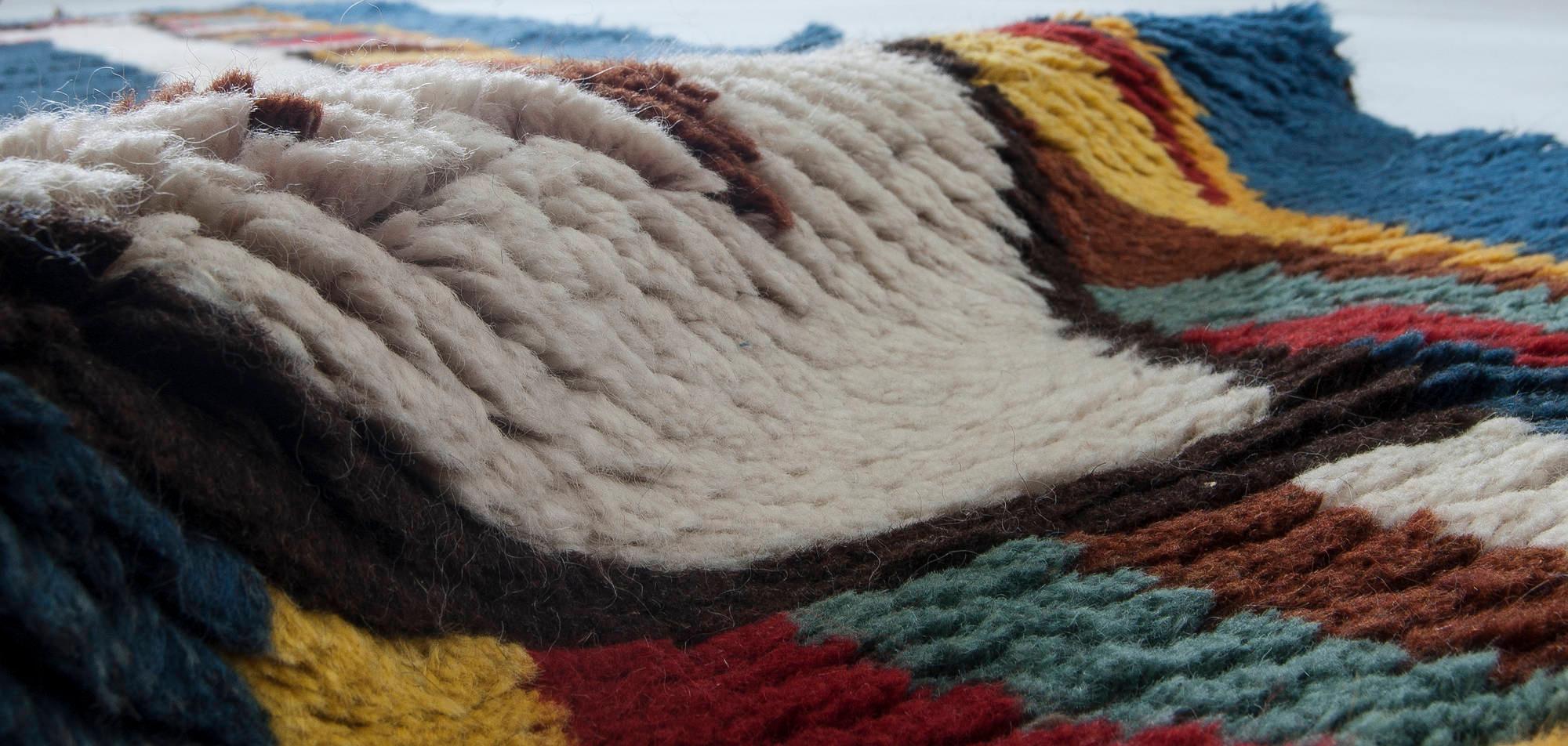 Doris Leslie Blau Mitte des 20. Jahrhunderts Marokkanischer Handgefertigter Wollteppich (Handgeknüpft) im Angebot
