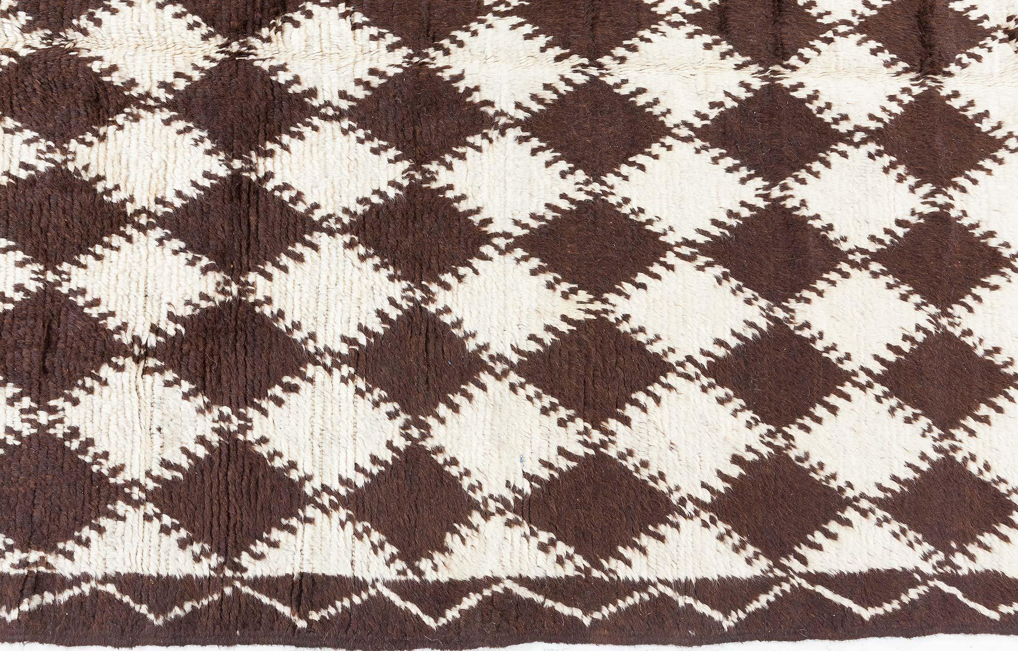 Doris Leslie Blau Mitte des 20. Jahrhunderts Marokkanischer Handgefertigter Wollteppich im Angebot 1