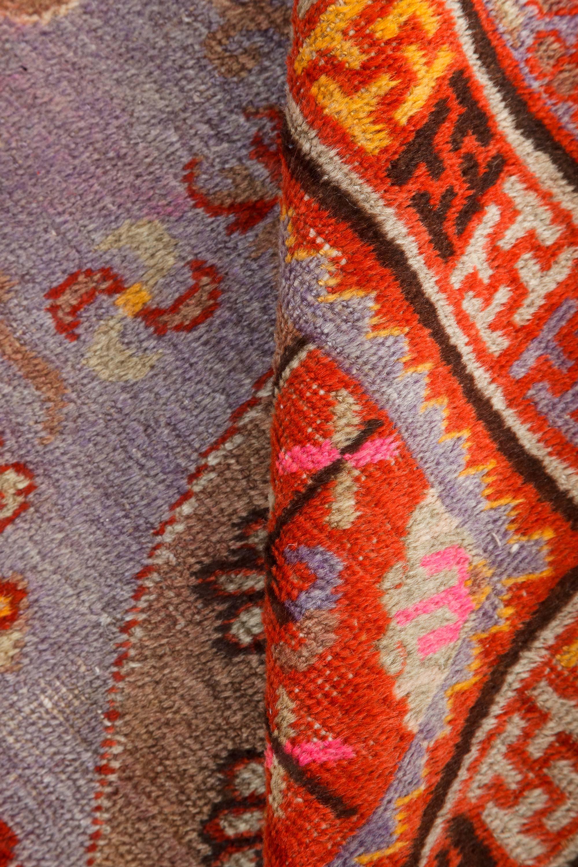 Tapis en laine de Samarkand du milieu du XXe siècle, de couleur brune, or, orange, rose, violette et rouge.
Taille : 6'5