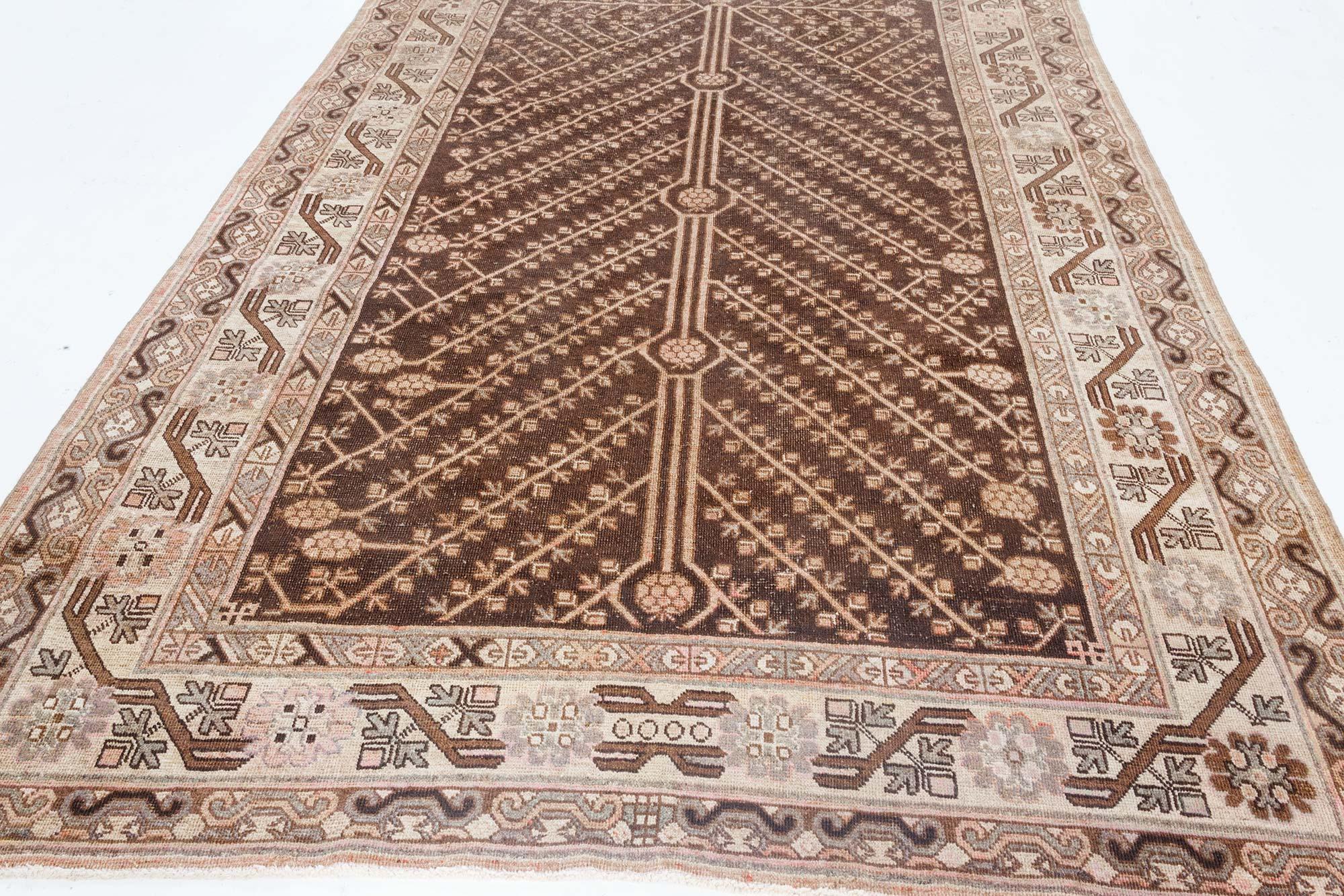 Samarkand-Teppich aus der Mitte des 20. Jahrhunderts, braun, beige, rosa, handgefertigt.
Größe: 5'10