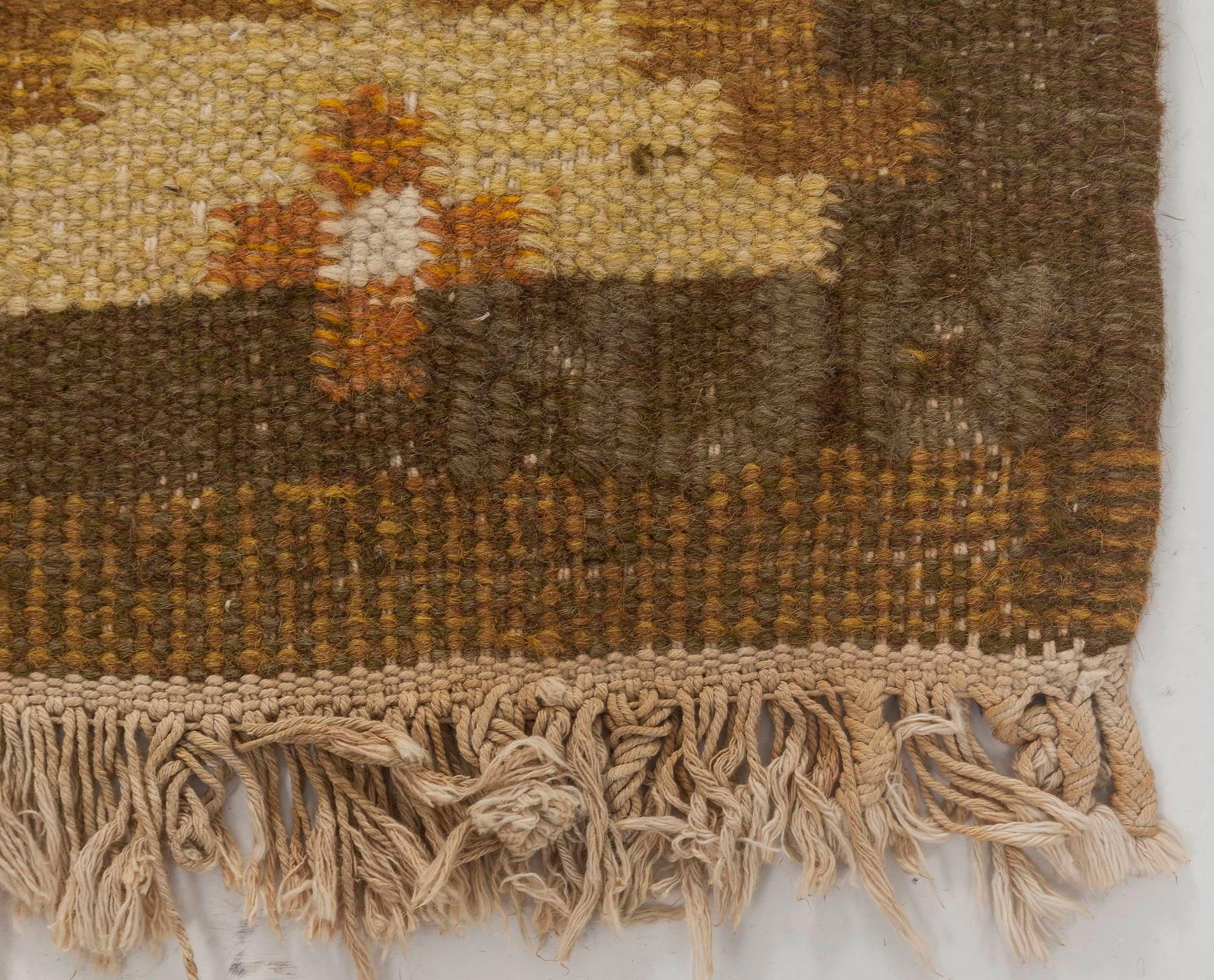 Tapis suédois à tissage plat jaune, beige et marron du milieu du 20e siècle
Taille : 4'10