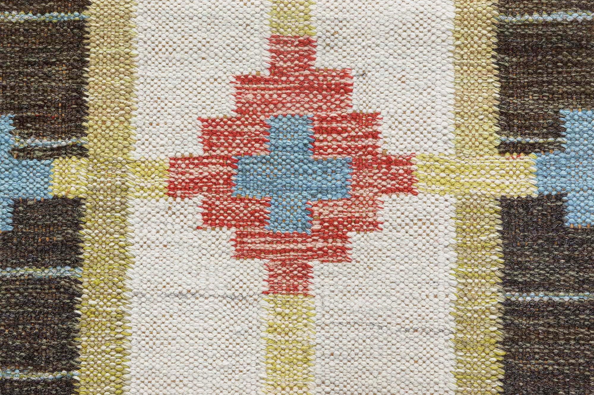 Chemin de table suédois rose, bleu et jaune du milieu du 20e siècle, tissé à plat, par Sverker Greuholm.
Taille : 3'4
