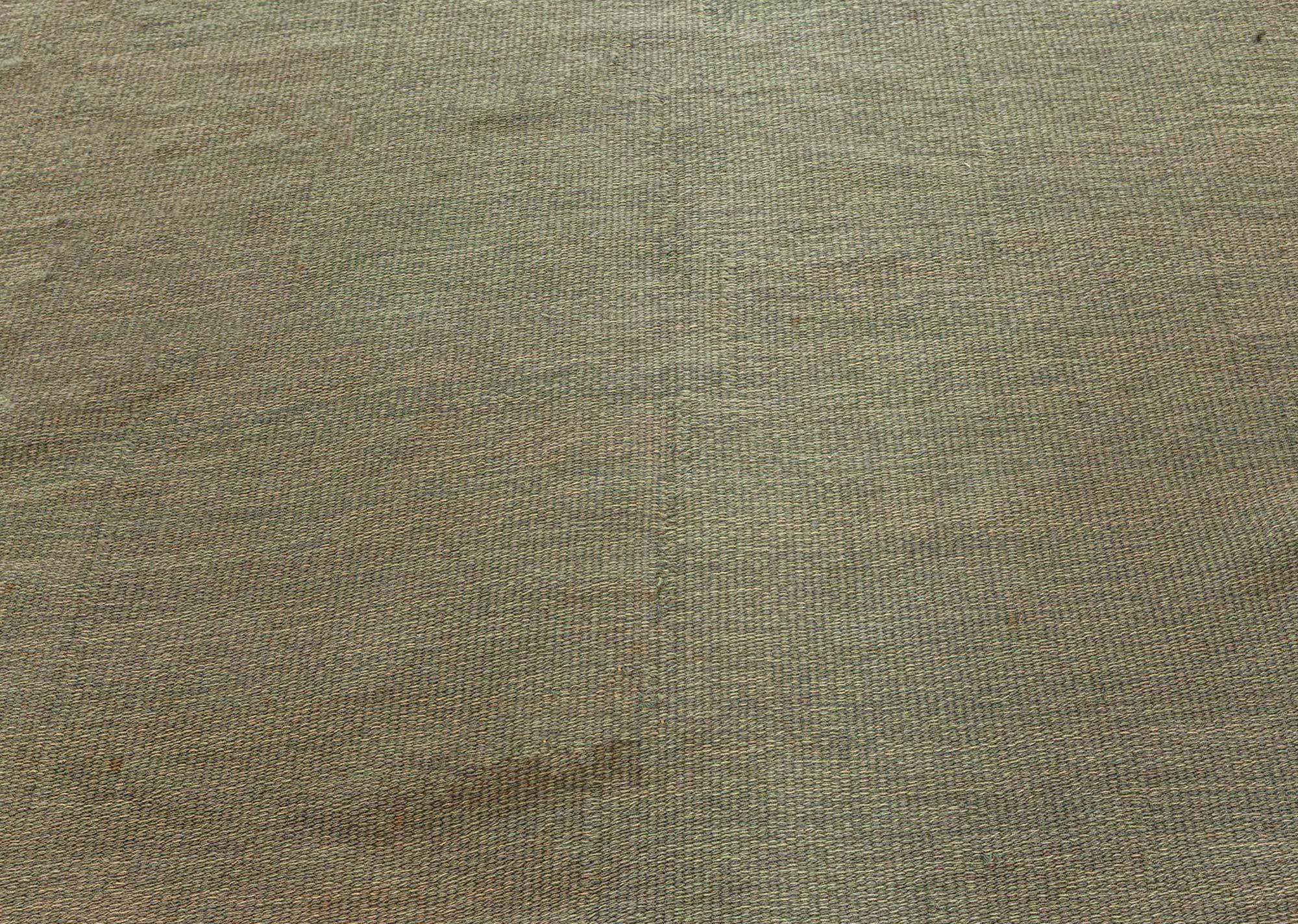 Suédois Tapis suédois vert noué à la main Doris Leslie Blau, milieu du 20e siècle en vente