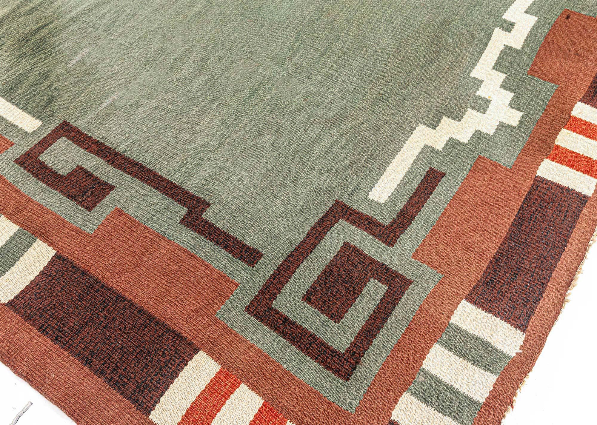 Tapis suédois vert noué à la main Doris Leslie Blau, milieu du 20e siècle Bon état - En vente à New York, NY