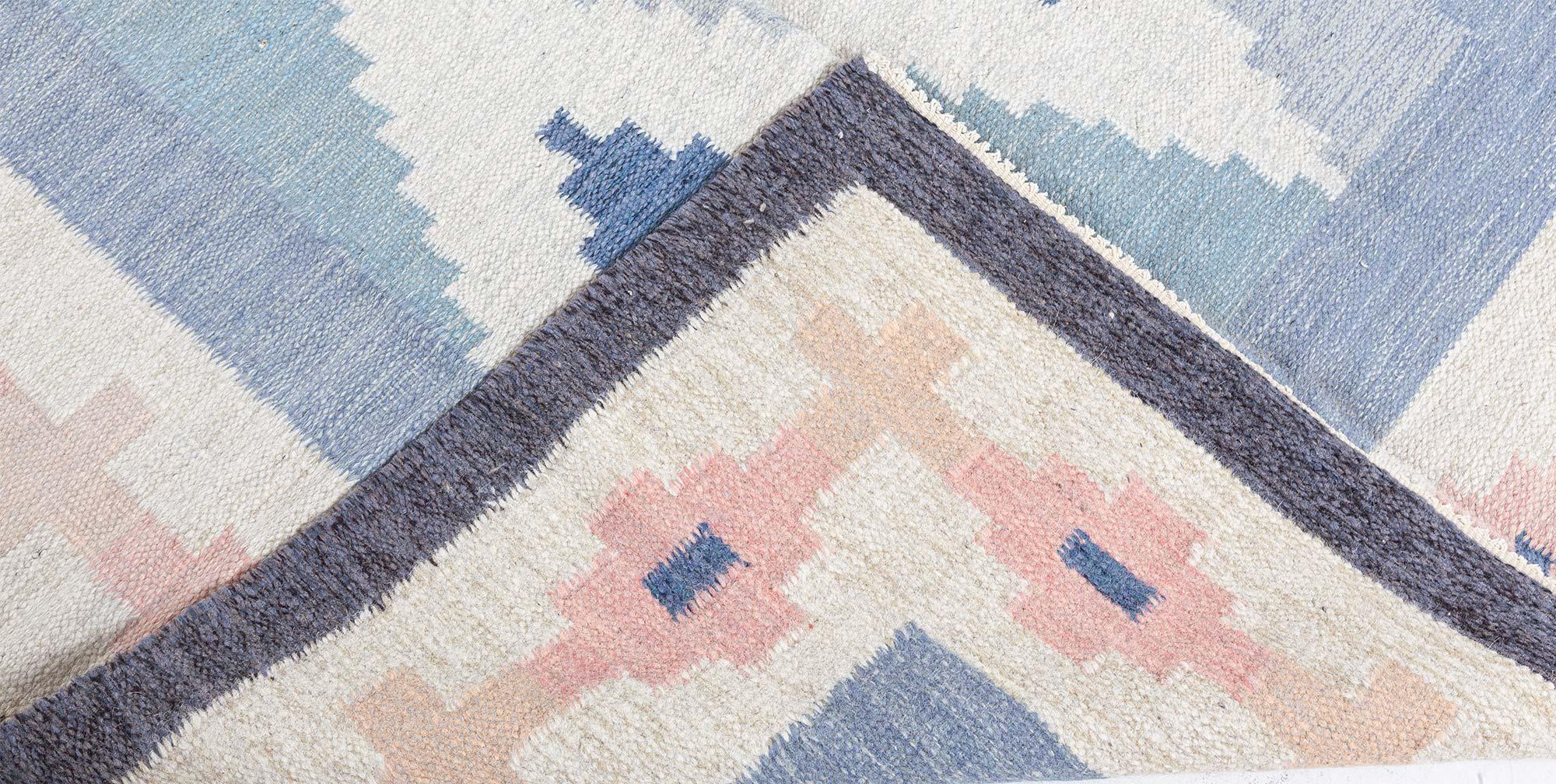 Doris Leslie Blau Tappeto in lana svedese blu fatto a mano di A.J. in vendita 2