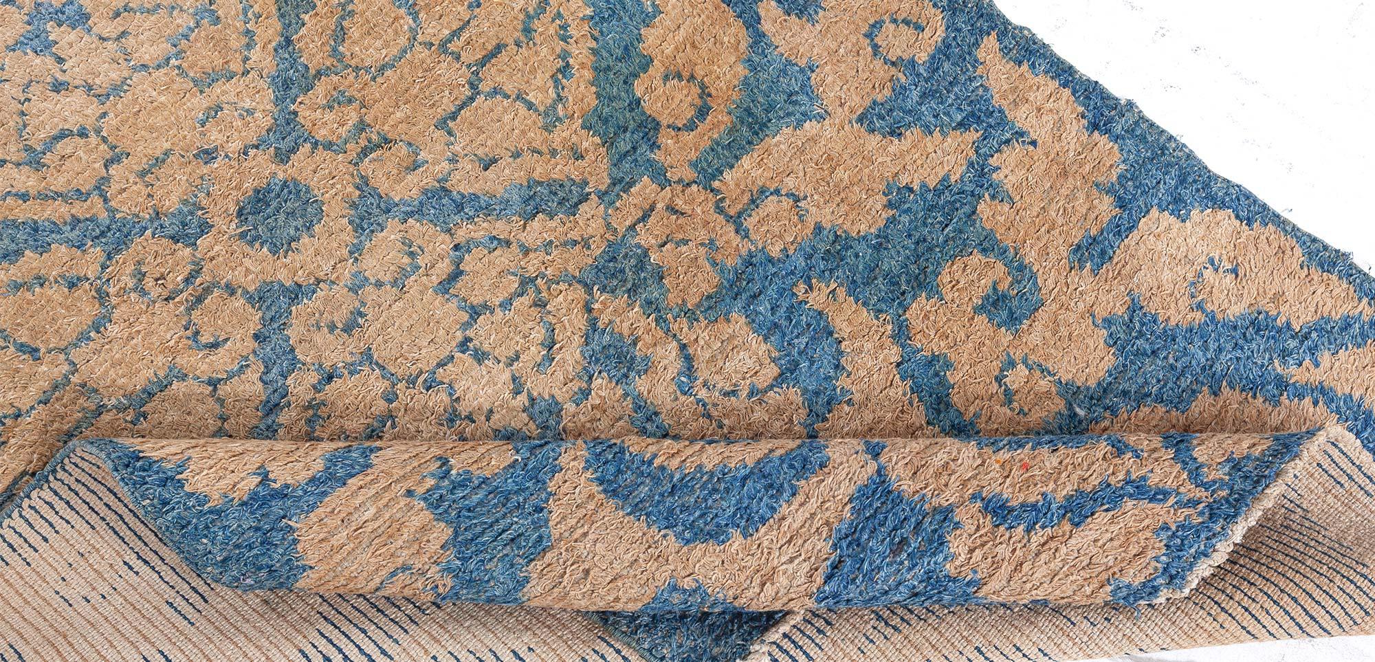 Tapis chinois en laine fait main, bleu et jaune, du milieu du 20e siècle, à motifs floraux
Taille : 3'1
