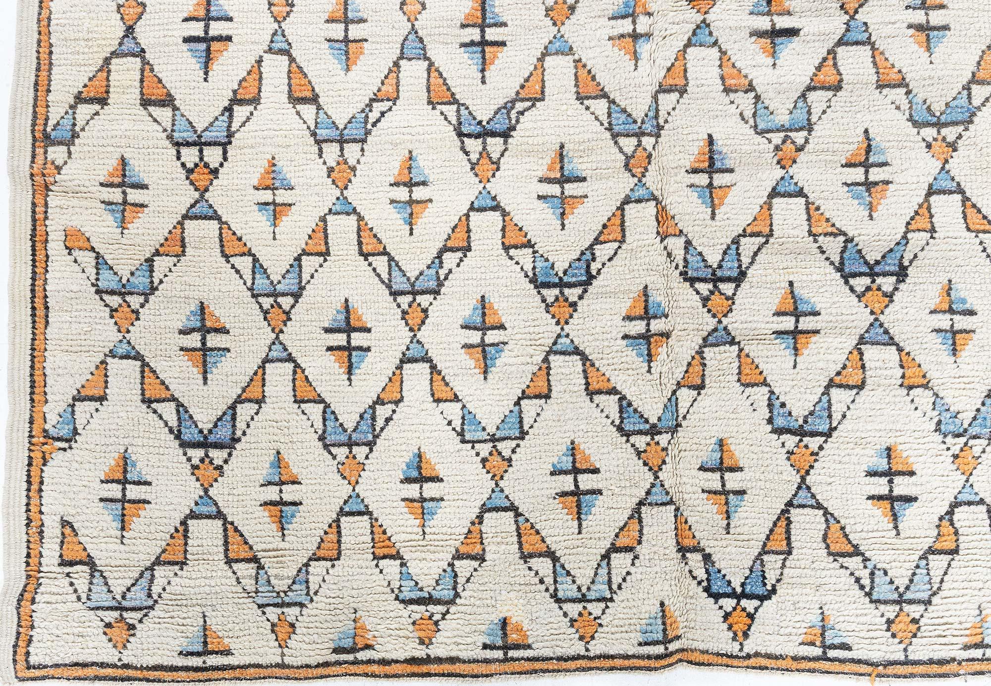 Doris Leslie Blau Marokkanischer Geometrischer Handgefertigter Wollteppich aus der Mitte des Jahrhunderts (20. Jahrhundert) im Angebot
