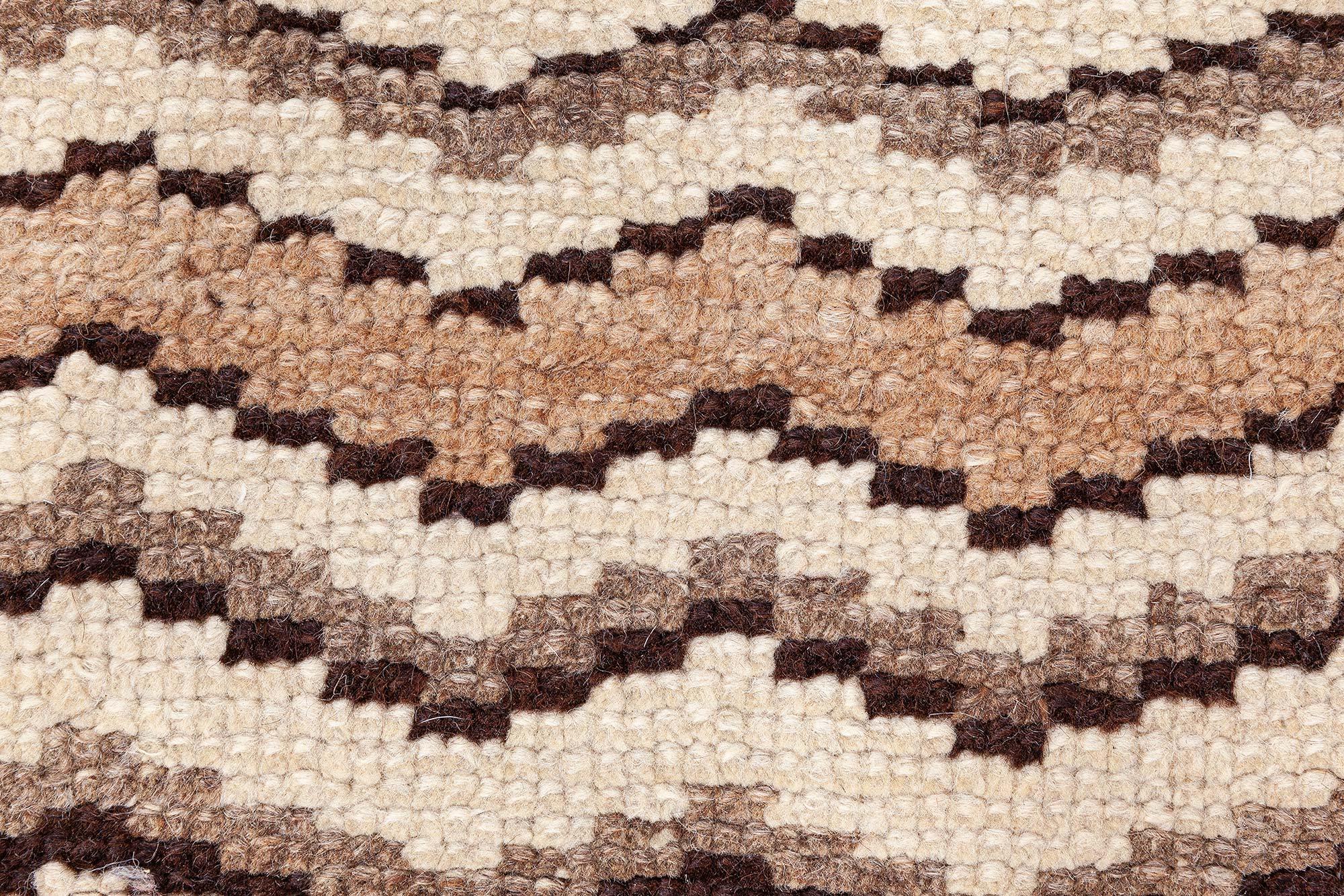 Tappeto marocchino della metà del XX secolo in lana beige, marrone e nero fatto a mano
Dimensioni: 8'3