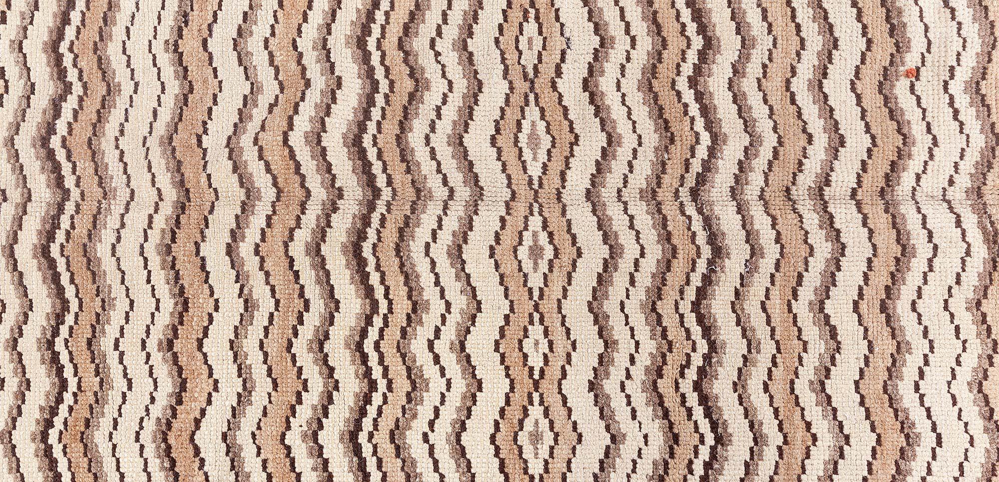 Annodato a mano Doris Leslie Blau Tappeto in lana marocchino fatto a mano del periodo centrale del secolo scorso in vendita