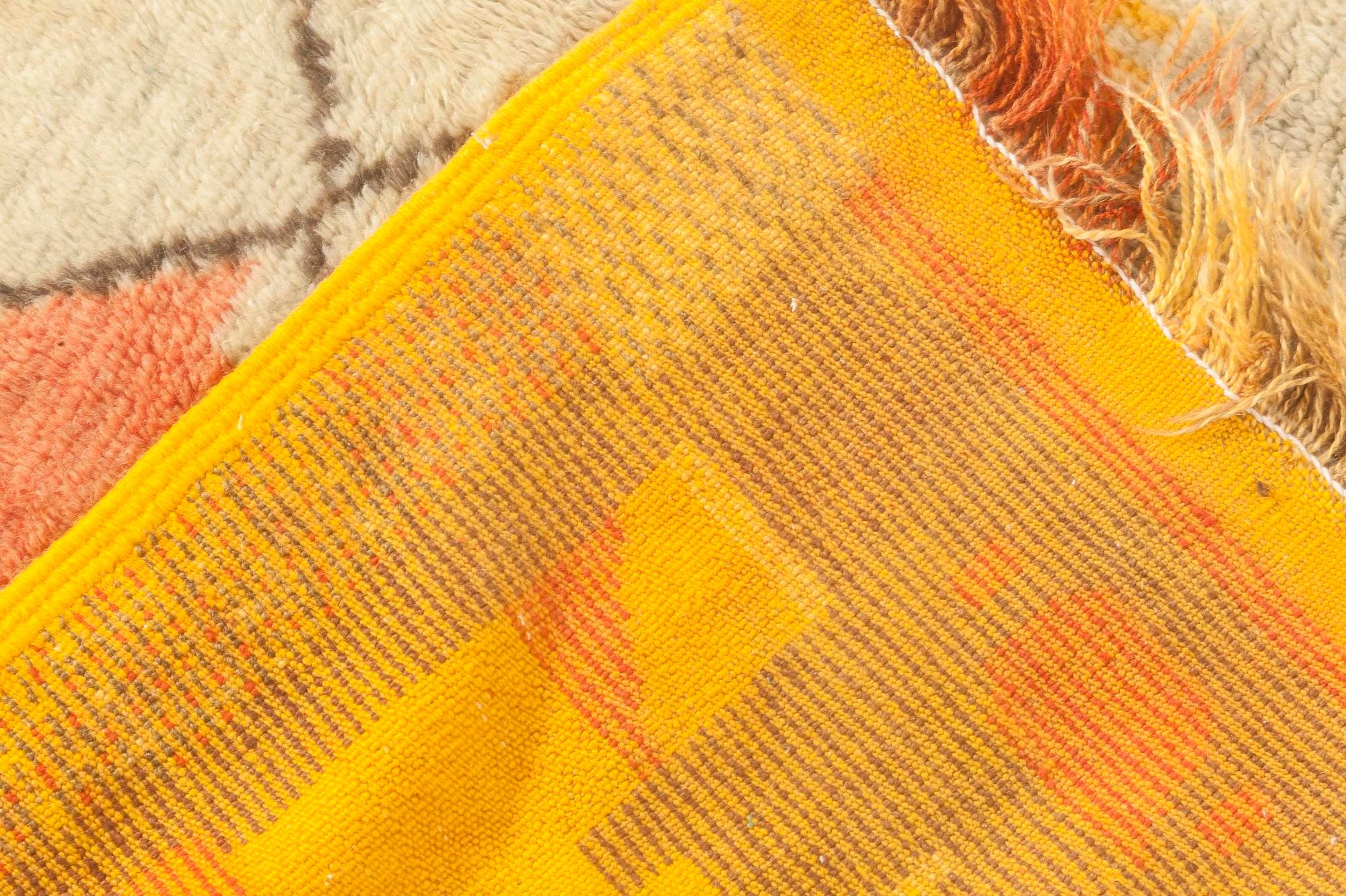 Laine Doris Leslie Blau Vintage Moroccan Rug – Multi-Color Abstract Design en vente