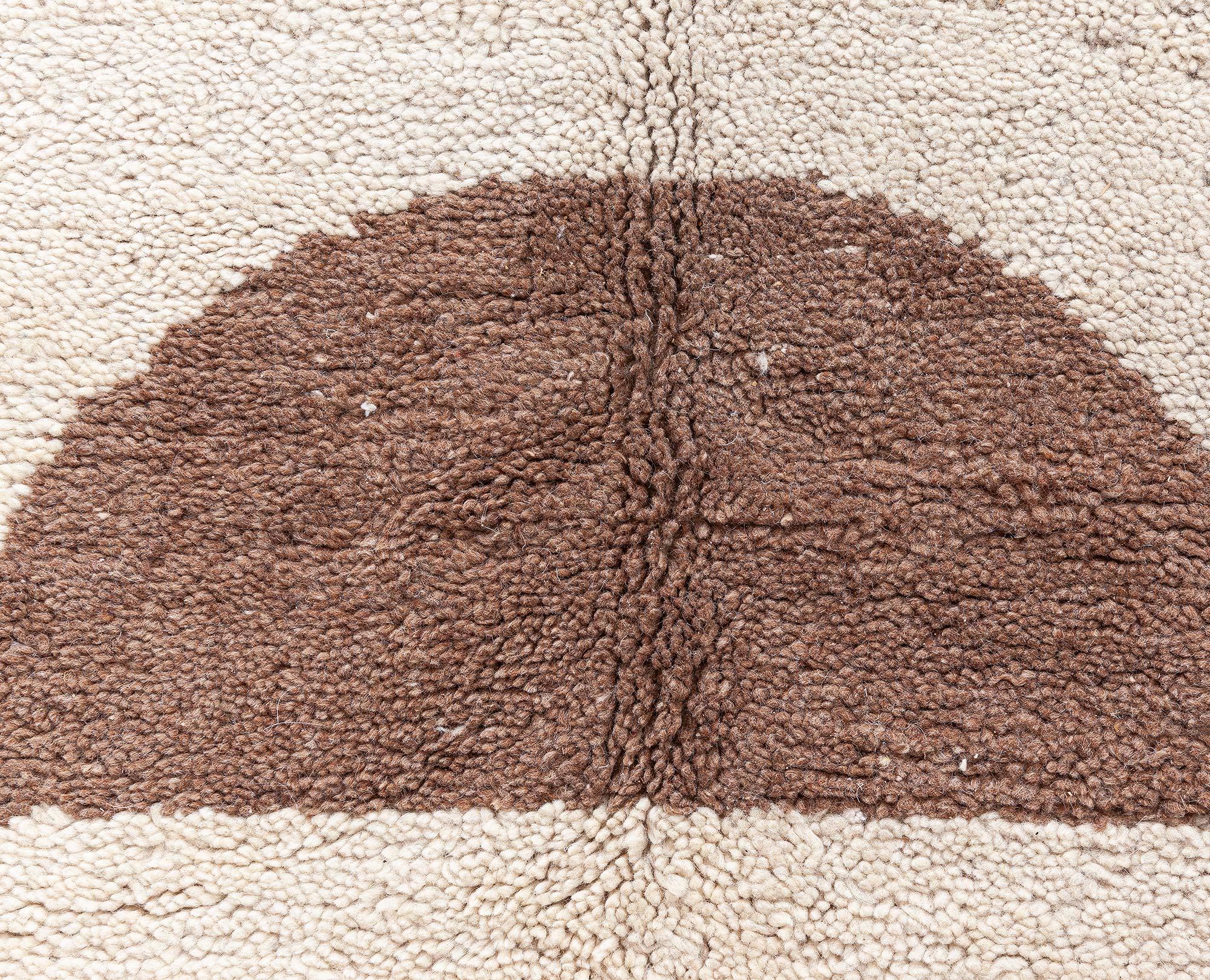 Alfombra de lana natural sin teñir de diseño Art Déco marroquí de mediados del siglo XX
Tamaño: 193 × 290 cm (6'4