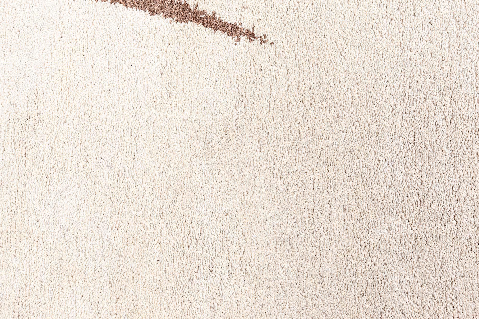 Doris Leslie Blau Alfombra marroquí de lana natural sin teñir de mediados de siglo Marroquí en venta