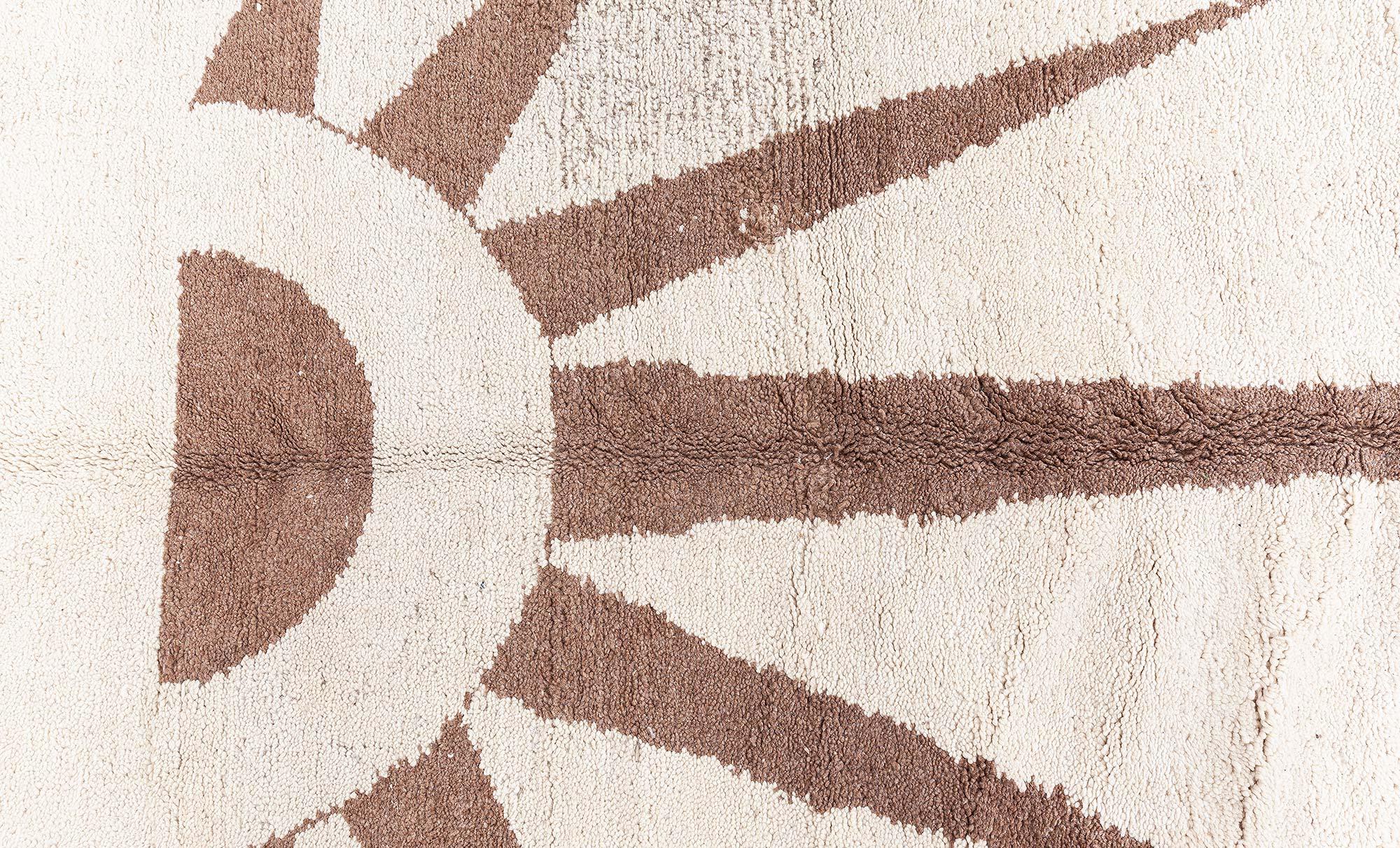 Doris Leslie Blau Alfombra marroquí de lana natural sin teñir de mediados de siglo Anudado a mano en venta