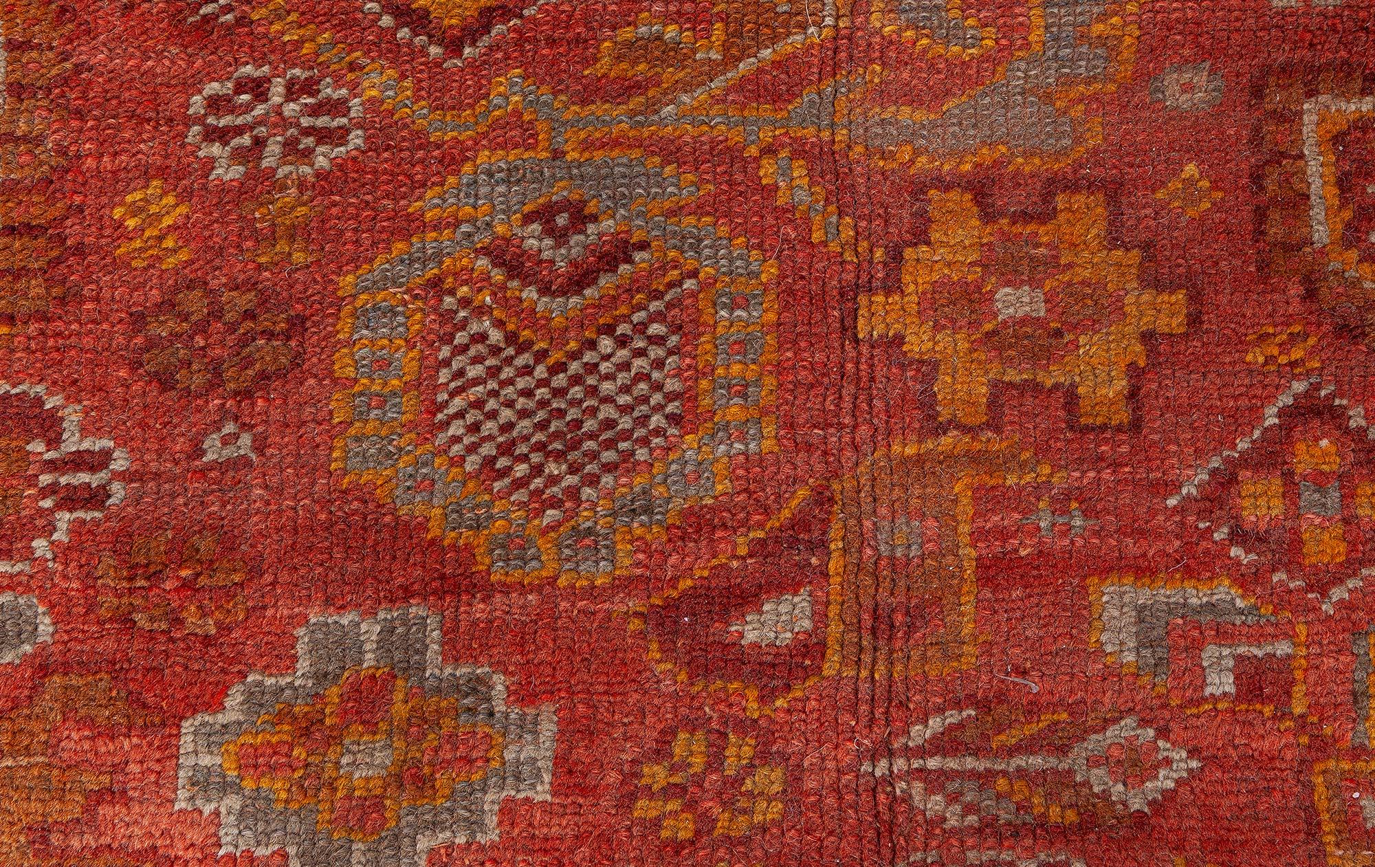 Roter und gelber Oushak-Teppich aus der Mitte des 20. Jahrhunderts, handgefertigt aus Wolle
Größe: 8'4