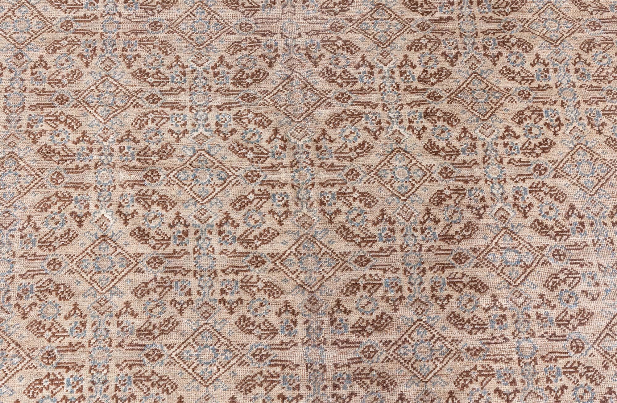 Tappeto Samarcanda di metà secolo in lana intrecciata a mano nei colori marrone cioccolato e beige.
Dimensioni: 8'6