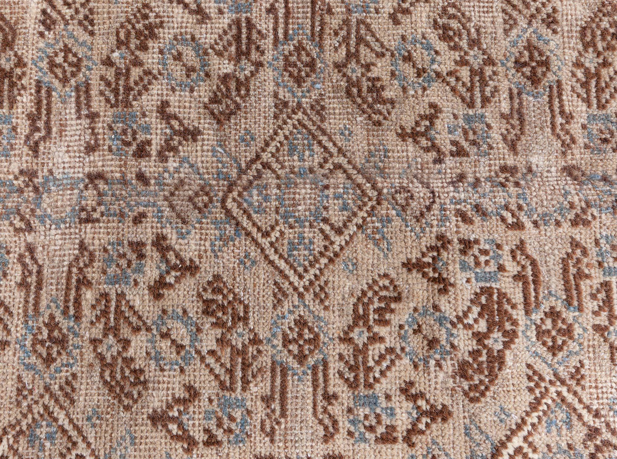 Doris Leslie Blau Tappeto in lana intrecciata a mano di colore marrone-beige In condizioni buone in vendita a New York, NY